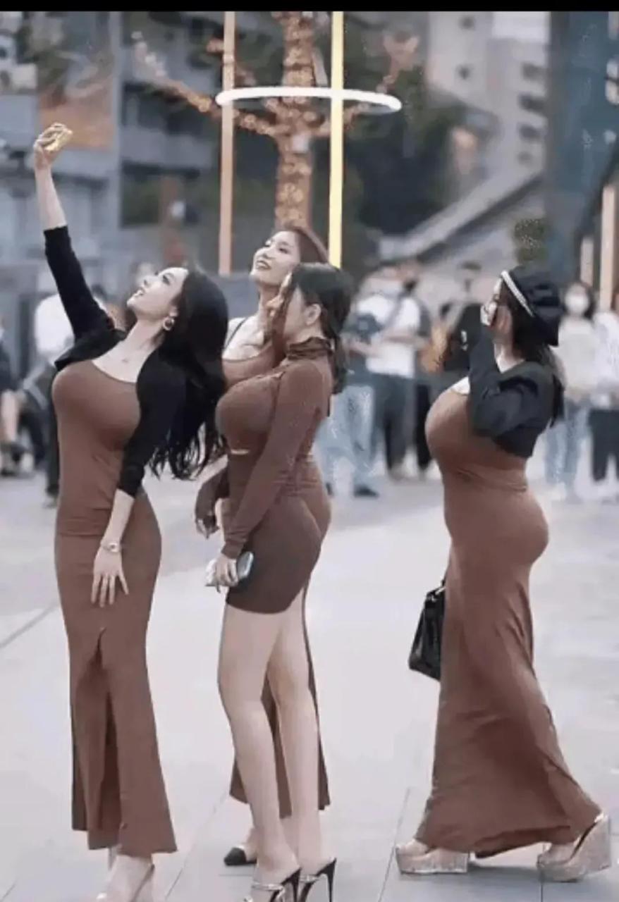 成都四个美女出来炸街,身材苗条,凹凸有致,妥妥的女神范儿.