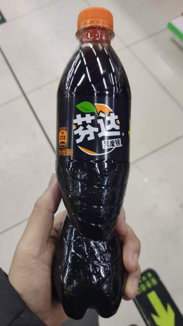 新出的饮料【黑芬达】,好多人好奇它是什么口味,自己看一下吧.