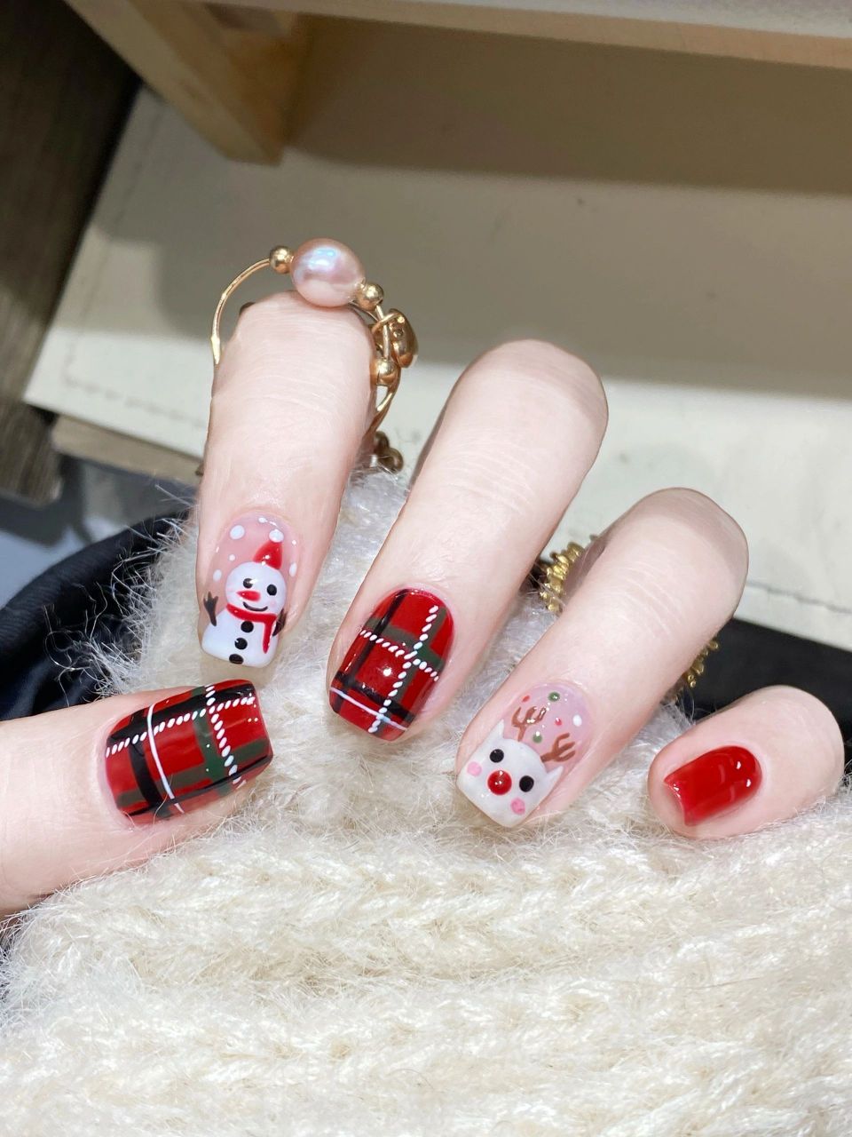 圣诞跨新年美甲手绘雪人麋鹿美甲教程～	 今天给大家带来一款超级显白