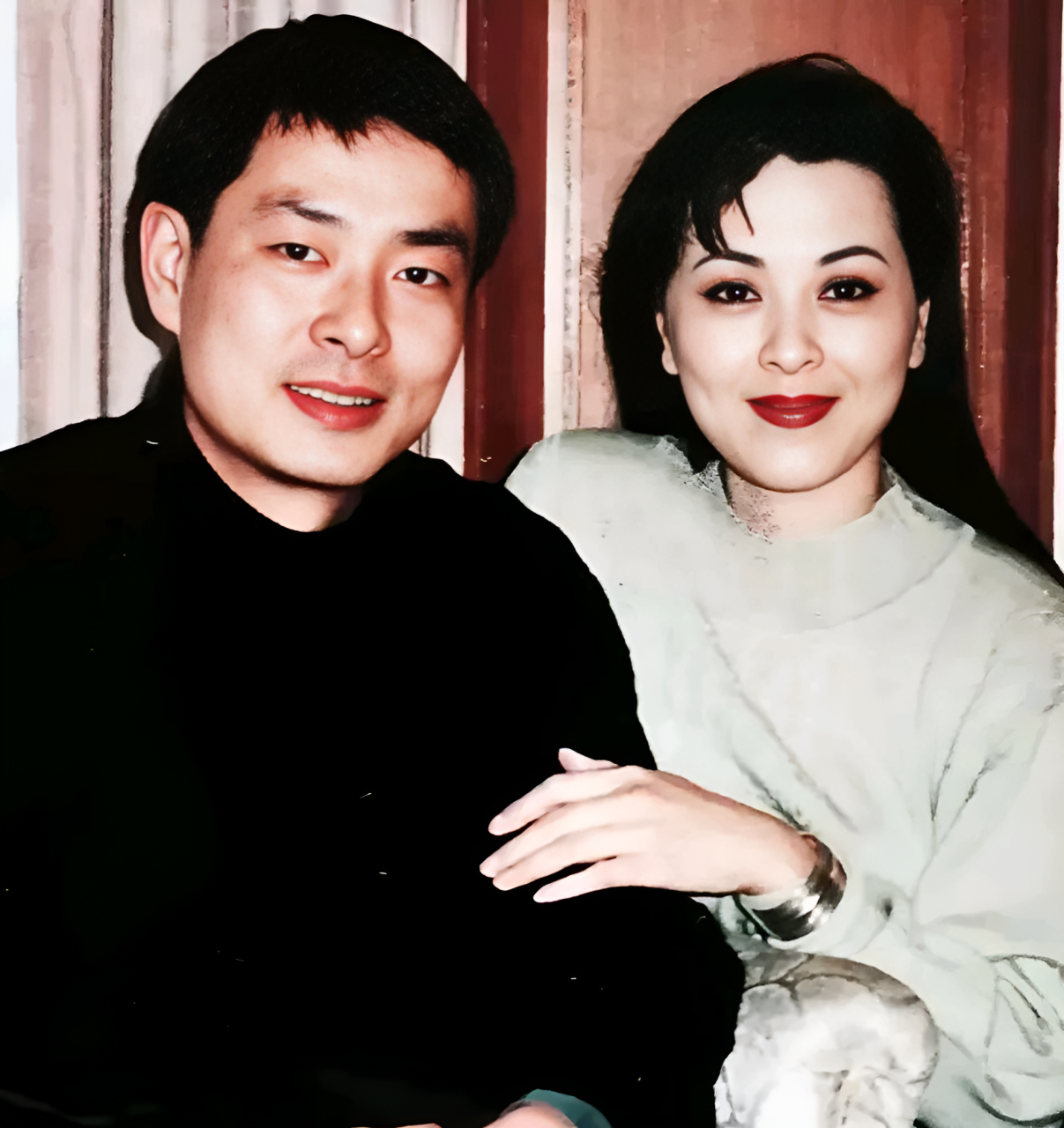90年代有一张濮存昕和美女演员的合影,照片里濮存昕英俊潇洒,风度翩翩
