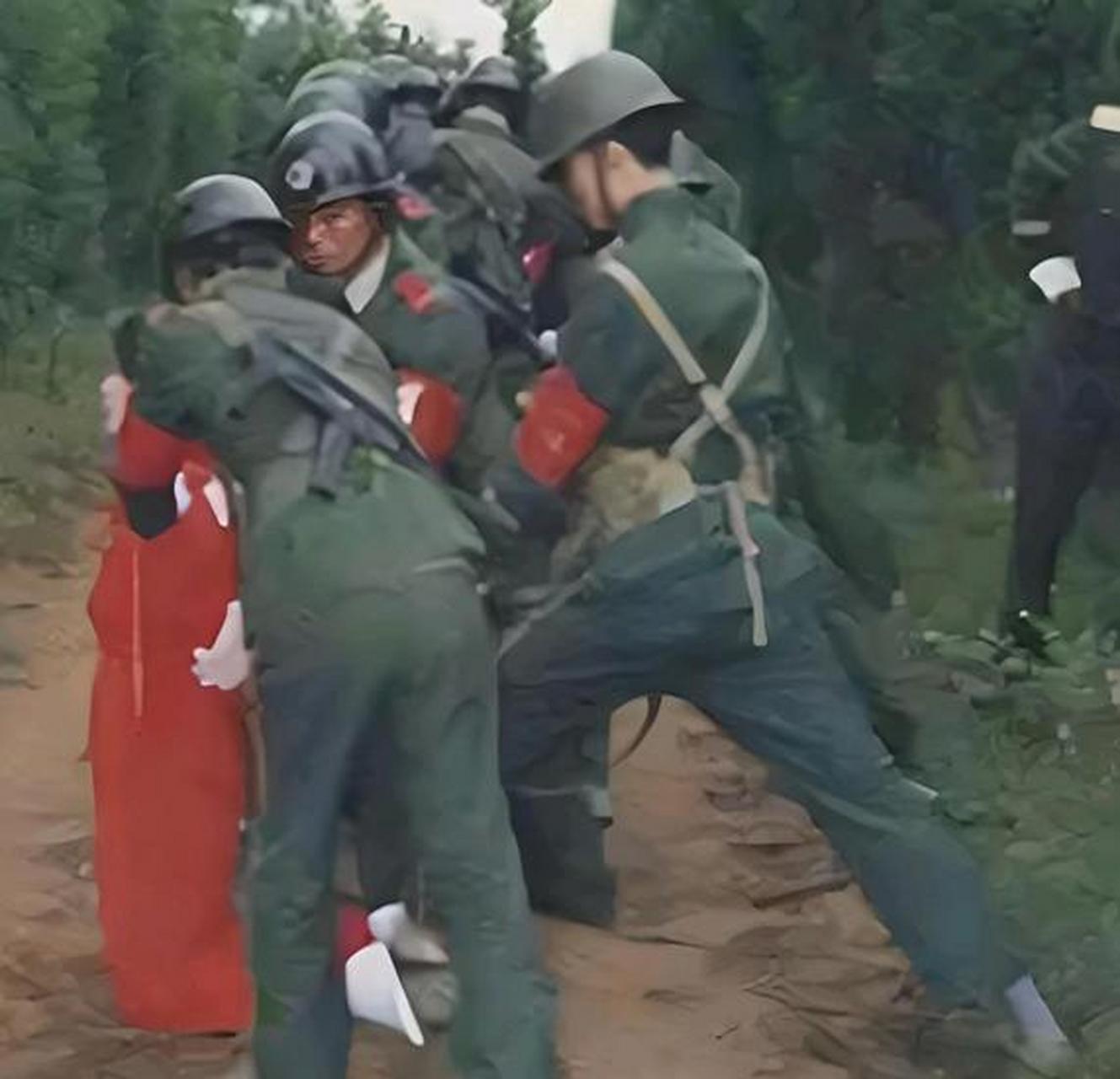 历史老照片: 一组尹艳萍被行刑队处决时的照片,摄于1999年.