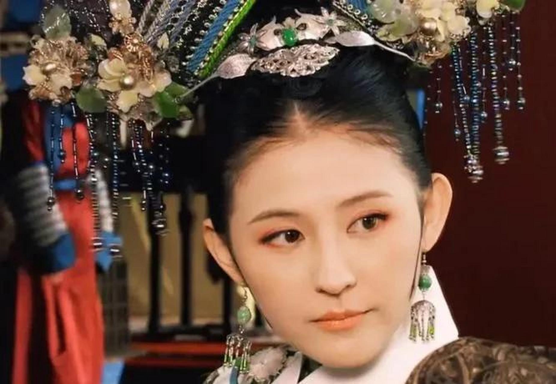 gif创作人# 《甄嬛传》里的拽妃叶澜依,演员热依扎,北京人,长相颇似