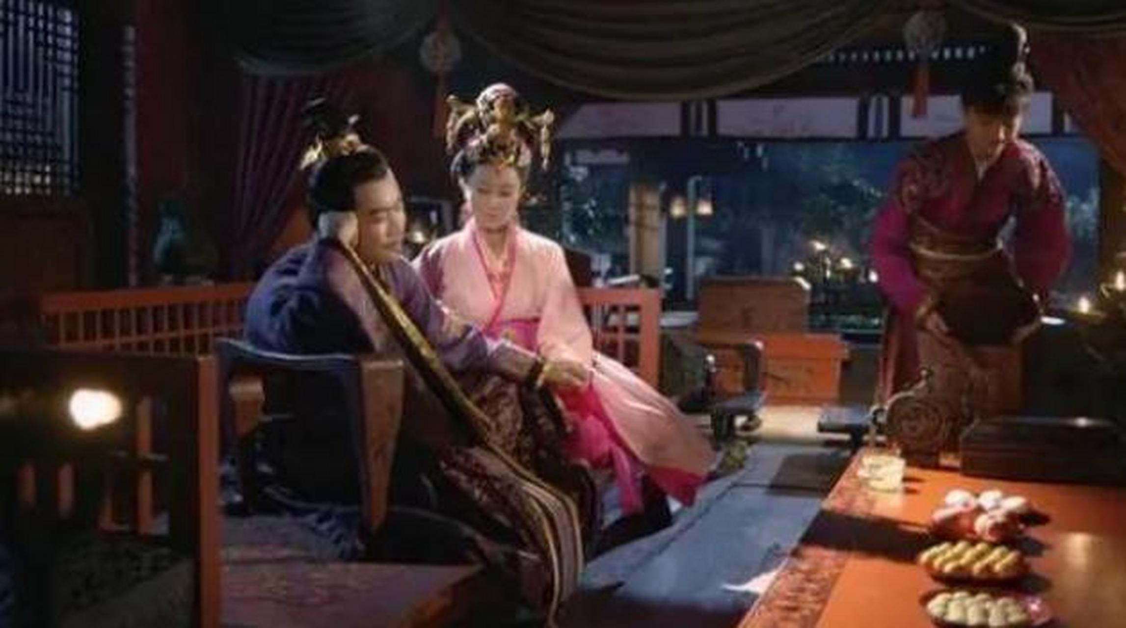 郑秀是楚怀王的宠妃.她美丽,聪明,灵活,但也非常嫉妒,心机,阴险.