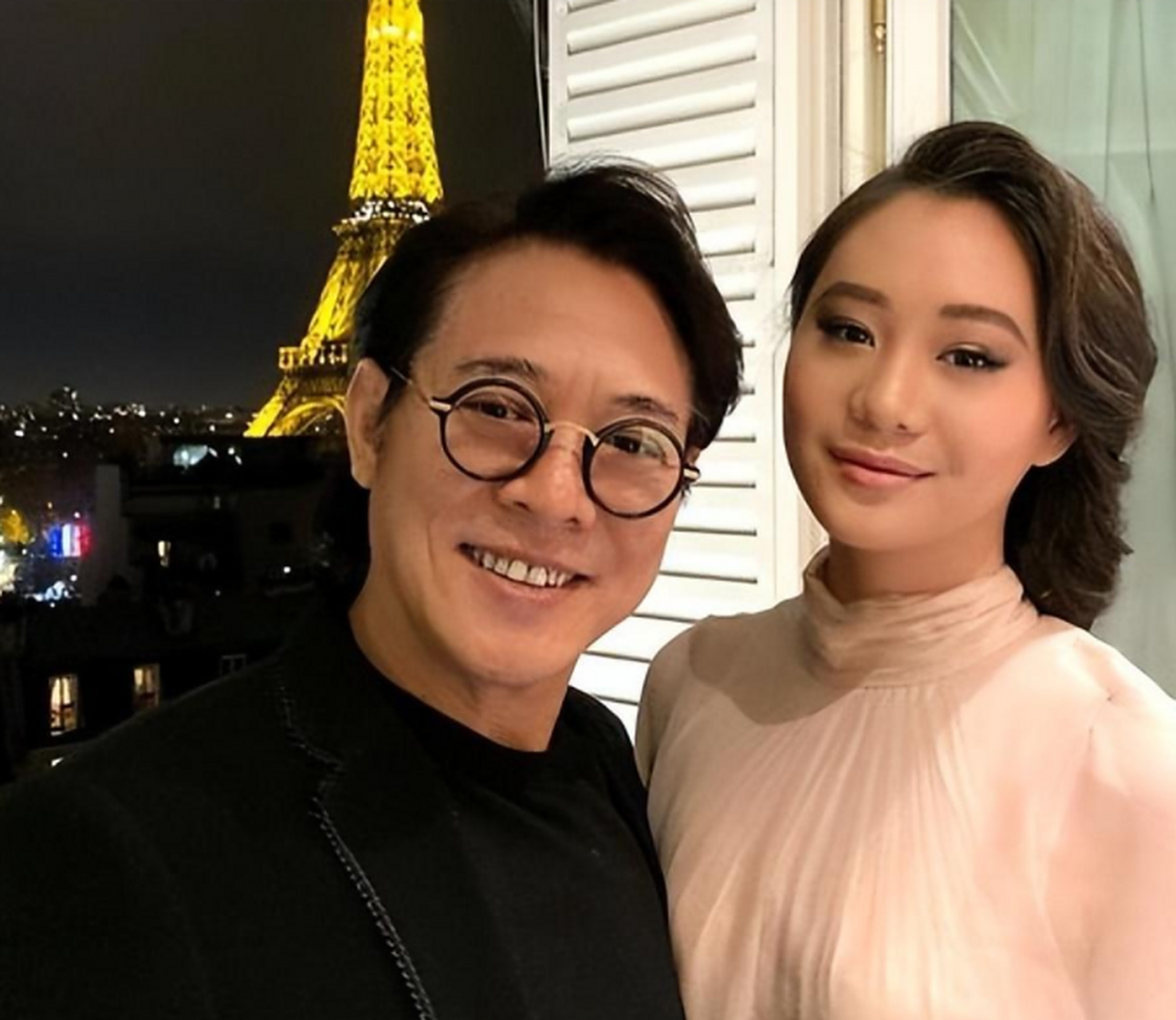 "这组照片一出,我的思绪被带到了黄秋燕和利智的对比上.