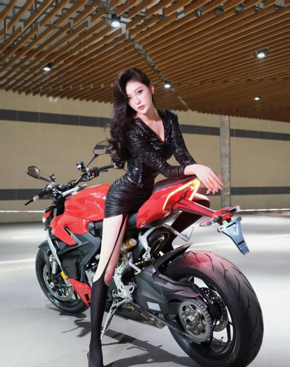 机车性感女神,小皮裙套装穿搭