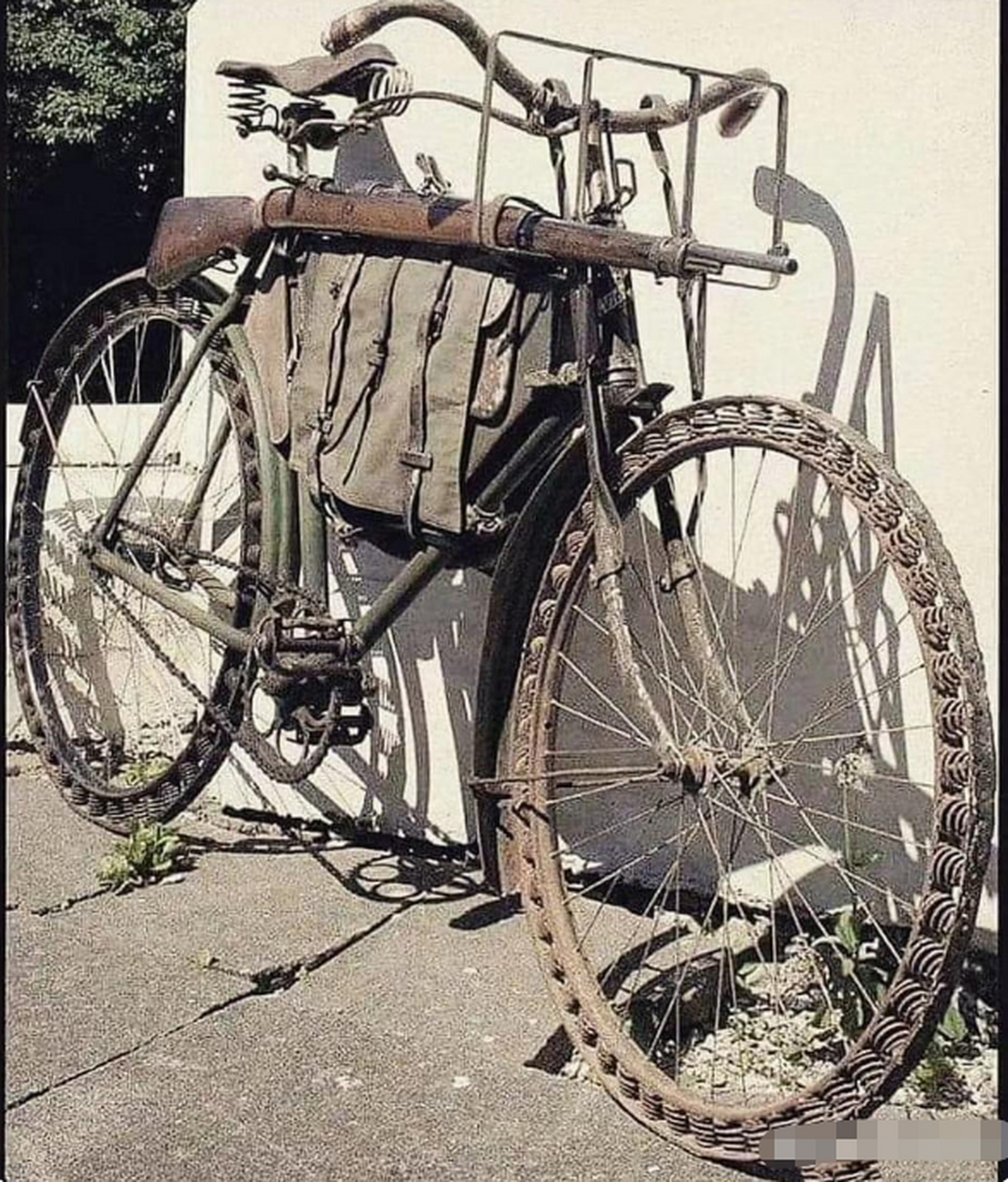 一战时期带弹簧轮子的军用自行车