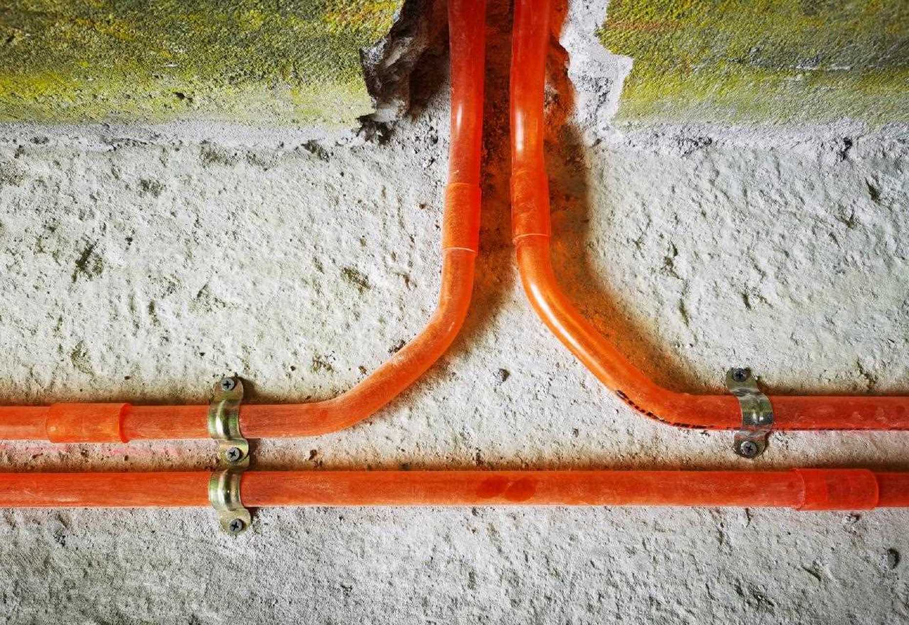 但是,这种透明的线管也有不好的地方,价格特别贵,而且很难掰弯.