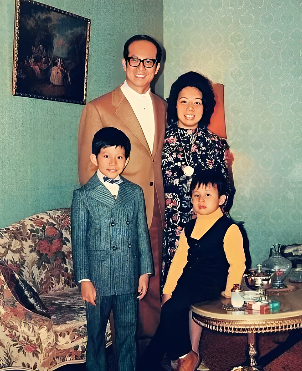 年代的李嘉诚家庭照片,呈现出这个商业大亨纯朴的一面,他的妻子庄月明