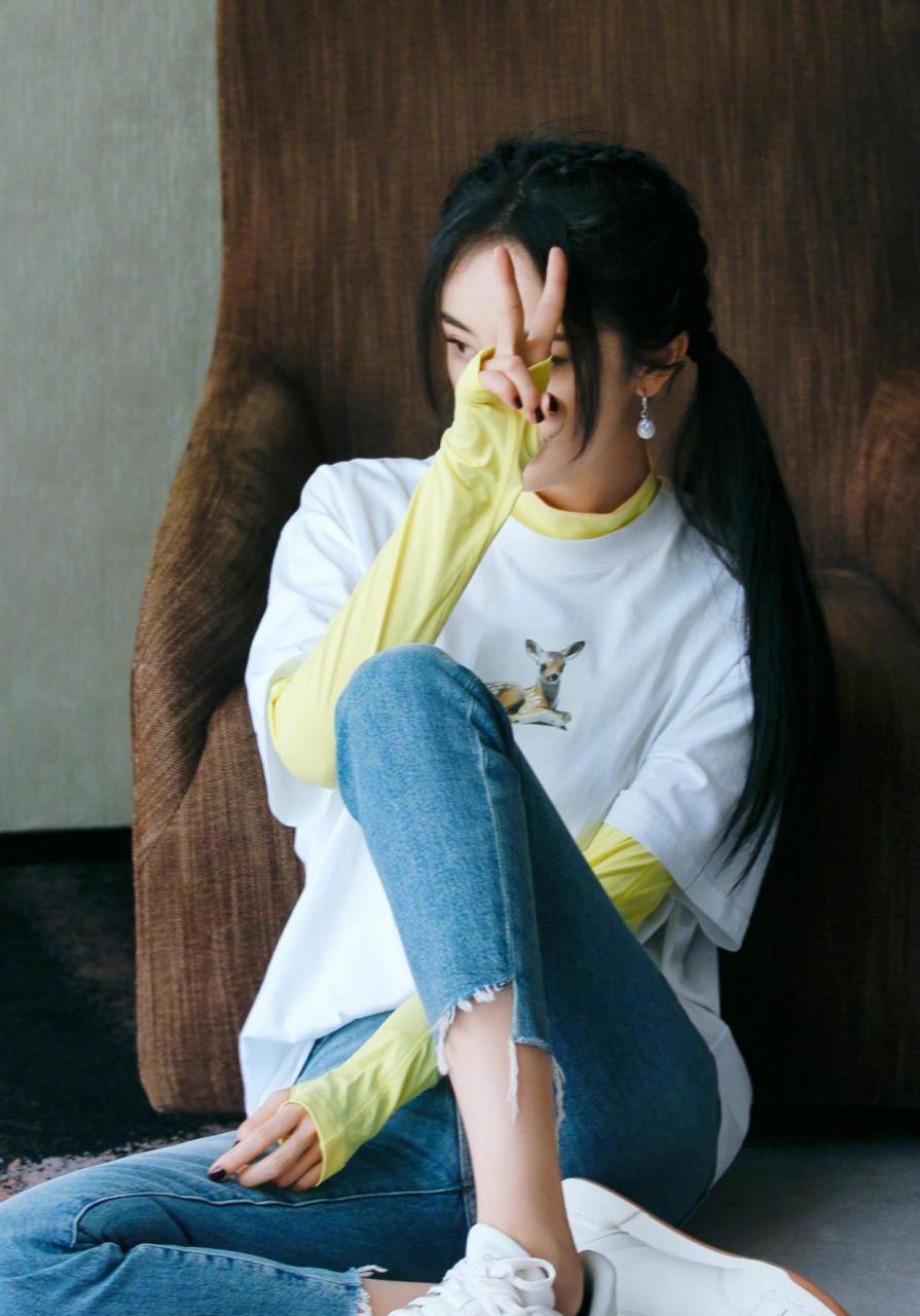 杨幂"扮嫩"成功,身穿白色t恤搭配双马尾,元气满满