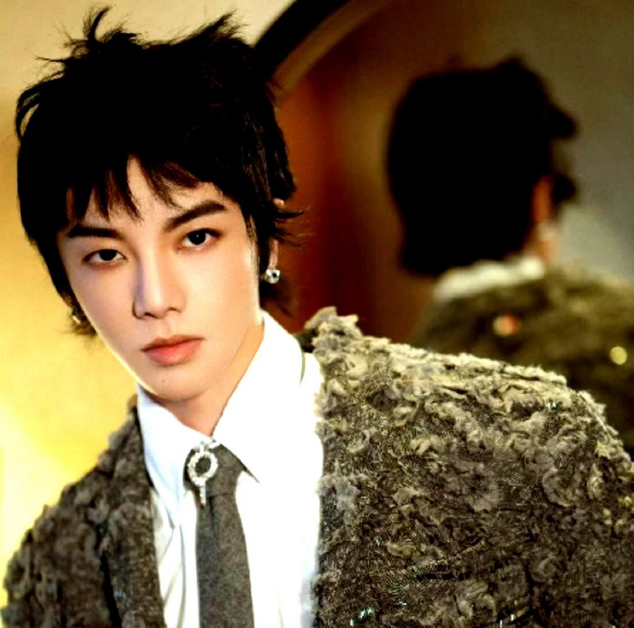 华晨宇的整容前后照片对比,呈现出明显的差异.