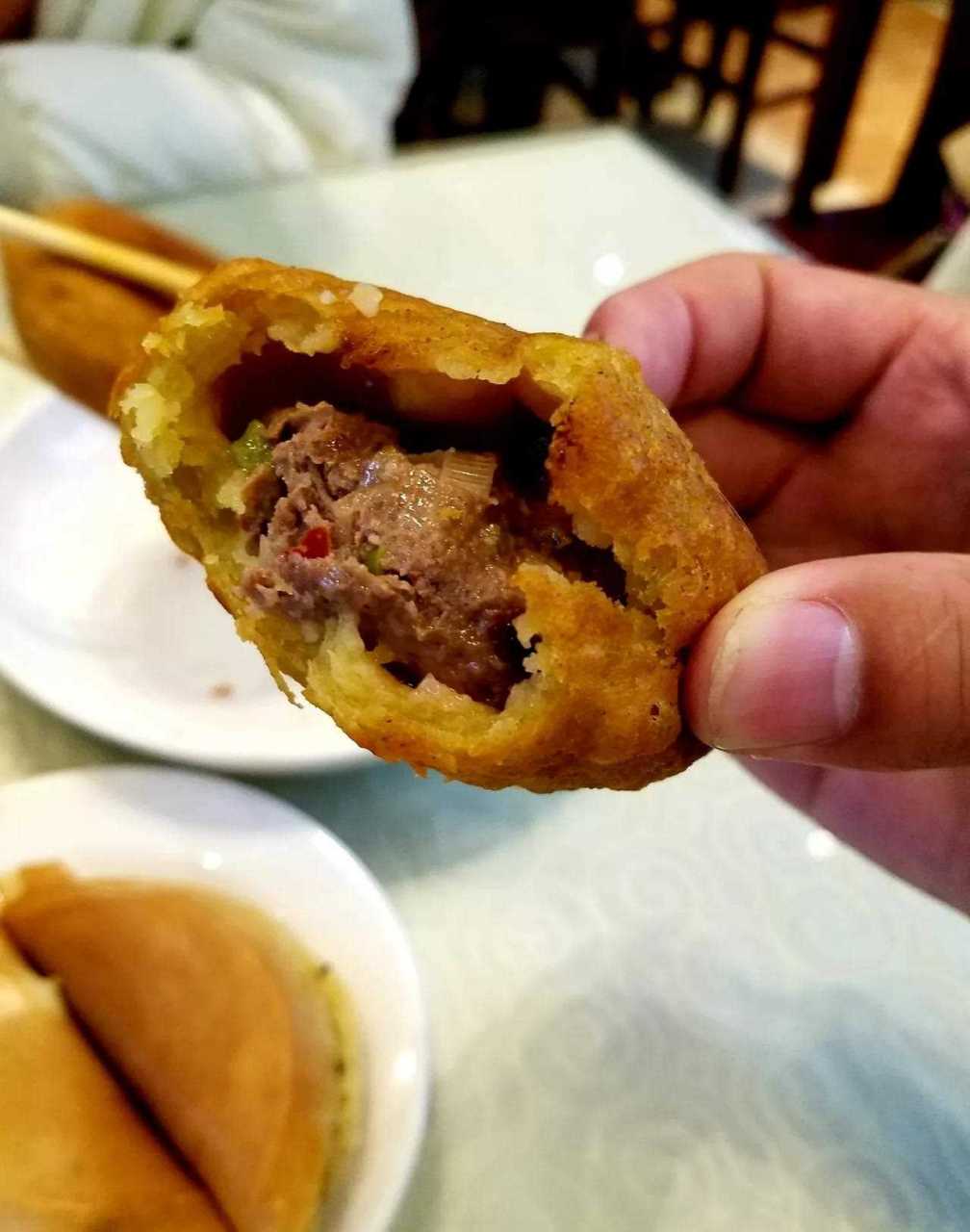 人民公园"钟水饺"店,号称是中华老字号,我也就去尝了尝.