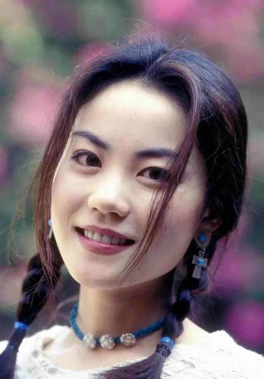 王菲小时候家庭条件不是很好,她的父母离异,生活环境也比较贫困.