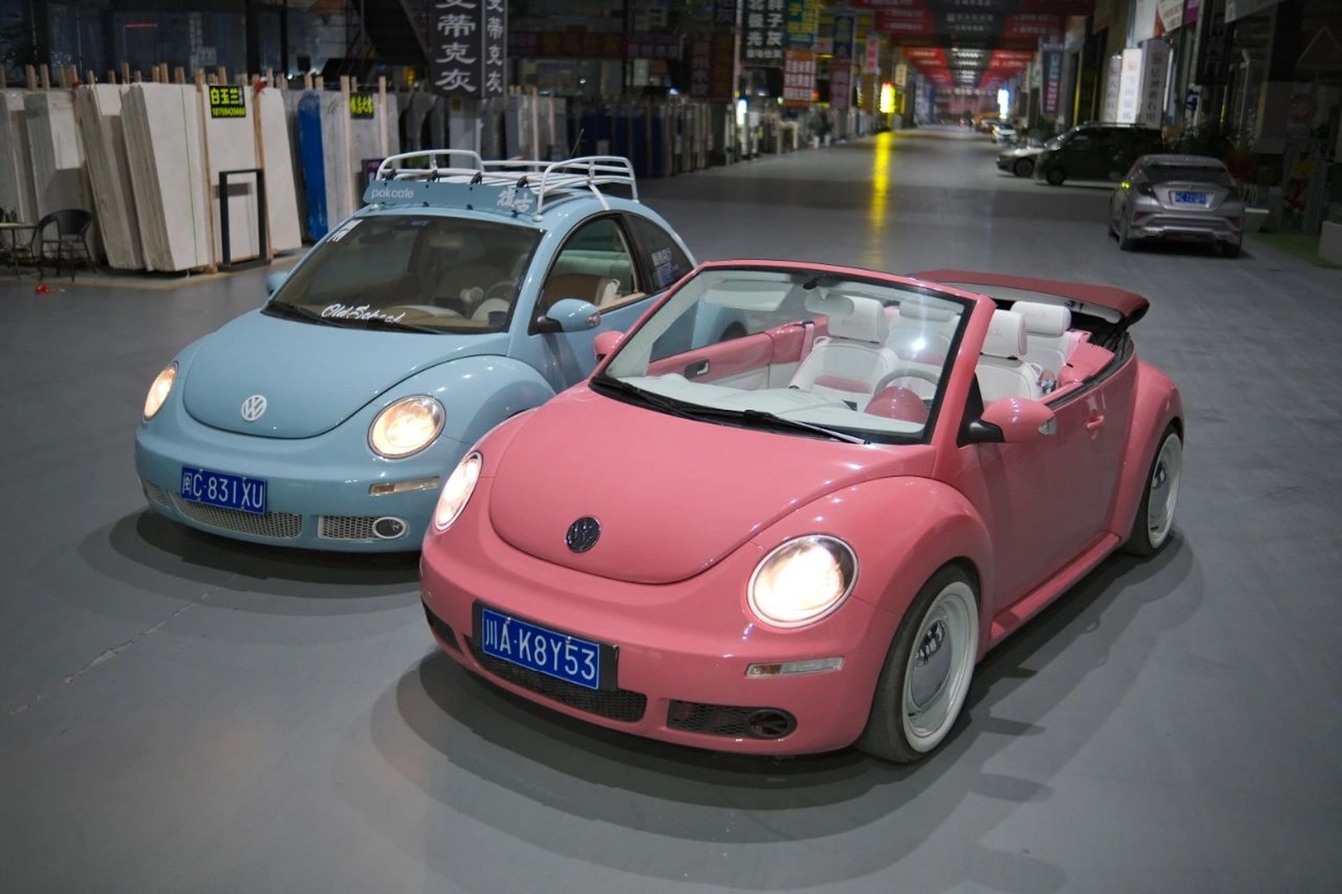 外观是豆沙粉的贴膜,然后内饰白色拼粉色装饰.#少女开的甲壳虫