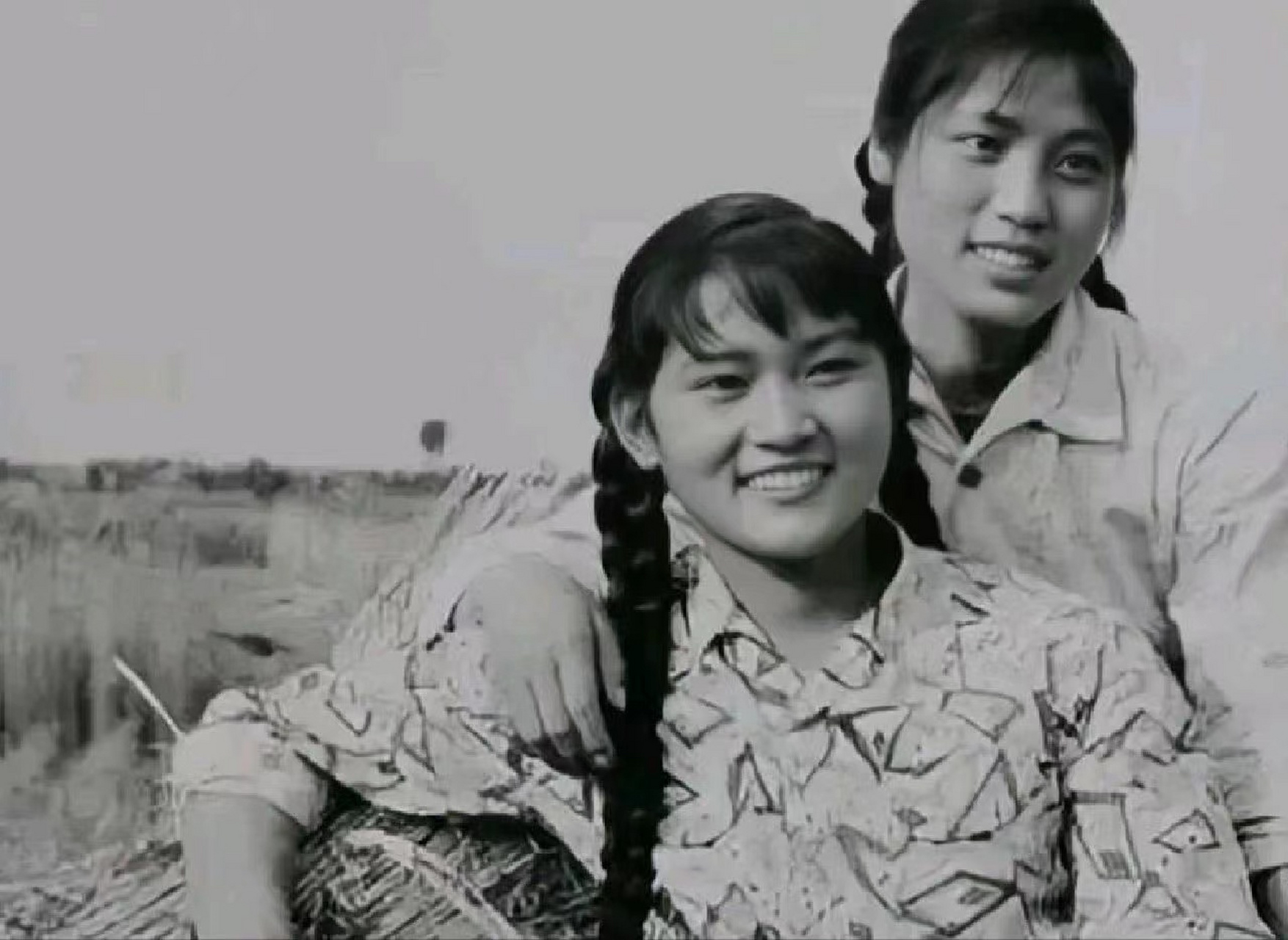 1970年,两位从山东烟台到农村插队的女知青,姑娘俩个梳着齐腰的麻花辫