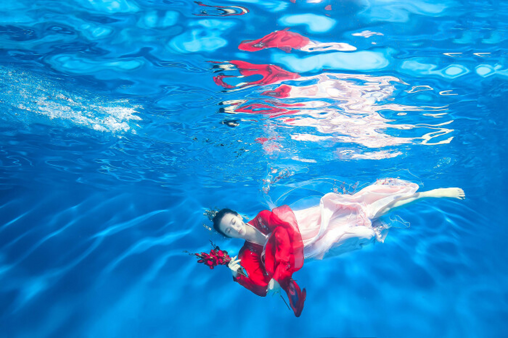 在进行"水下汉服"的拍摄之时,自身的发型除了可以披散头发之外,还可以