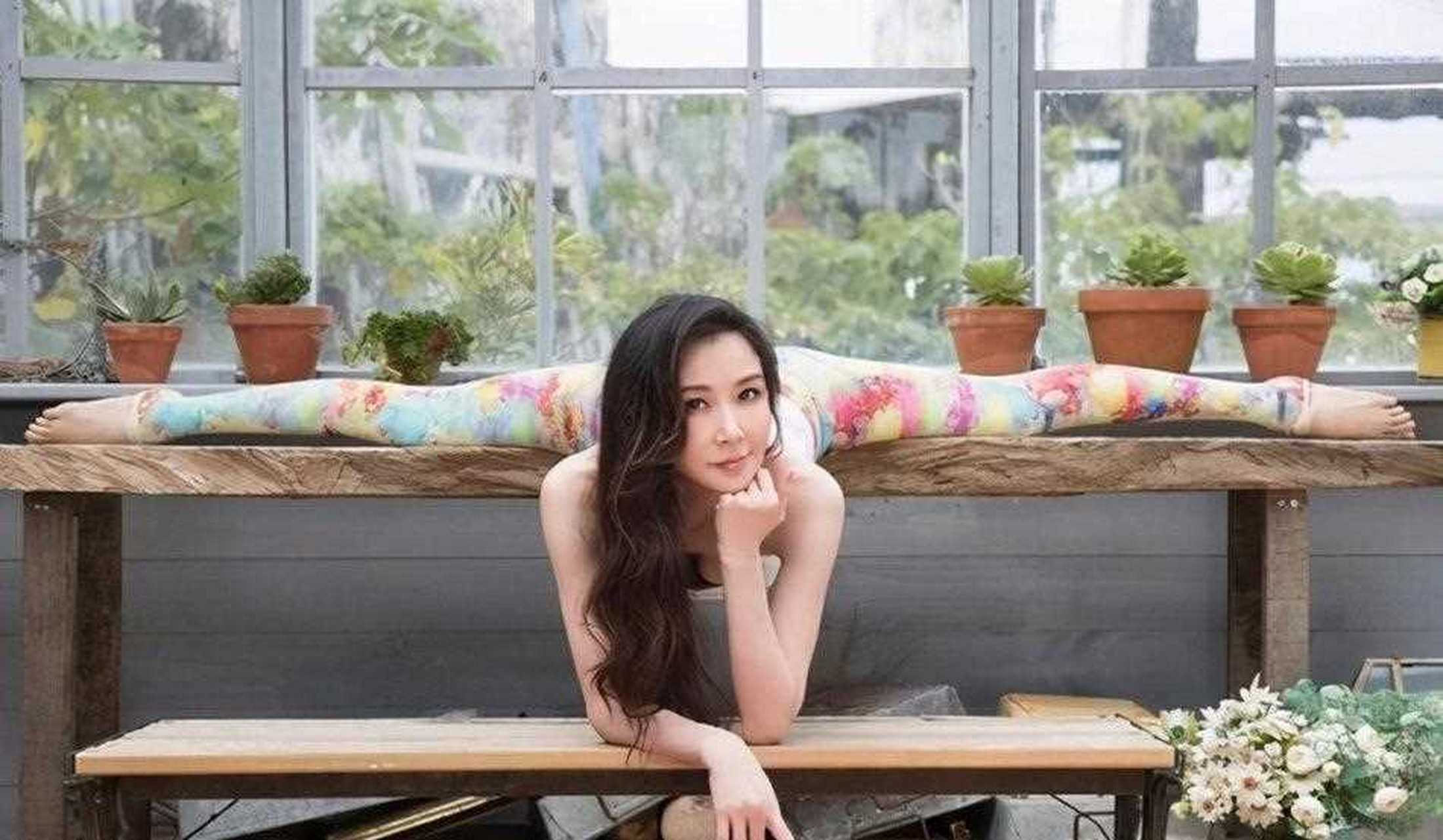 萧蔷瑜伽大片曝光.51岁的萧蔷展现高难度瑜伽动作,尽显好身材.