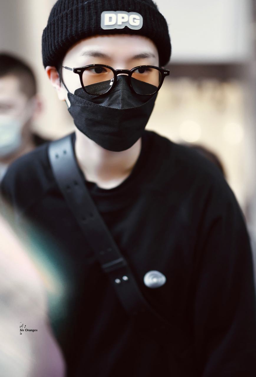 杨云庆今日机场写真,身穿黑色棉外套搭配皮革拼接牛仔外套,休闲慵懒