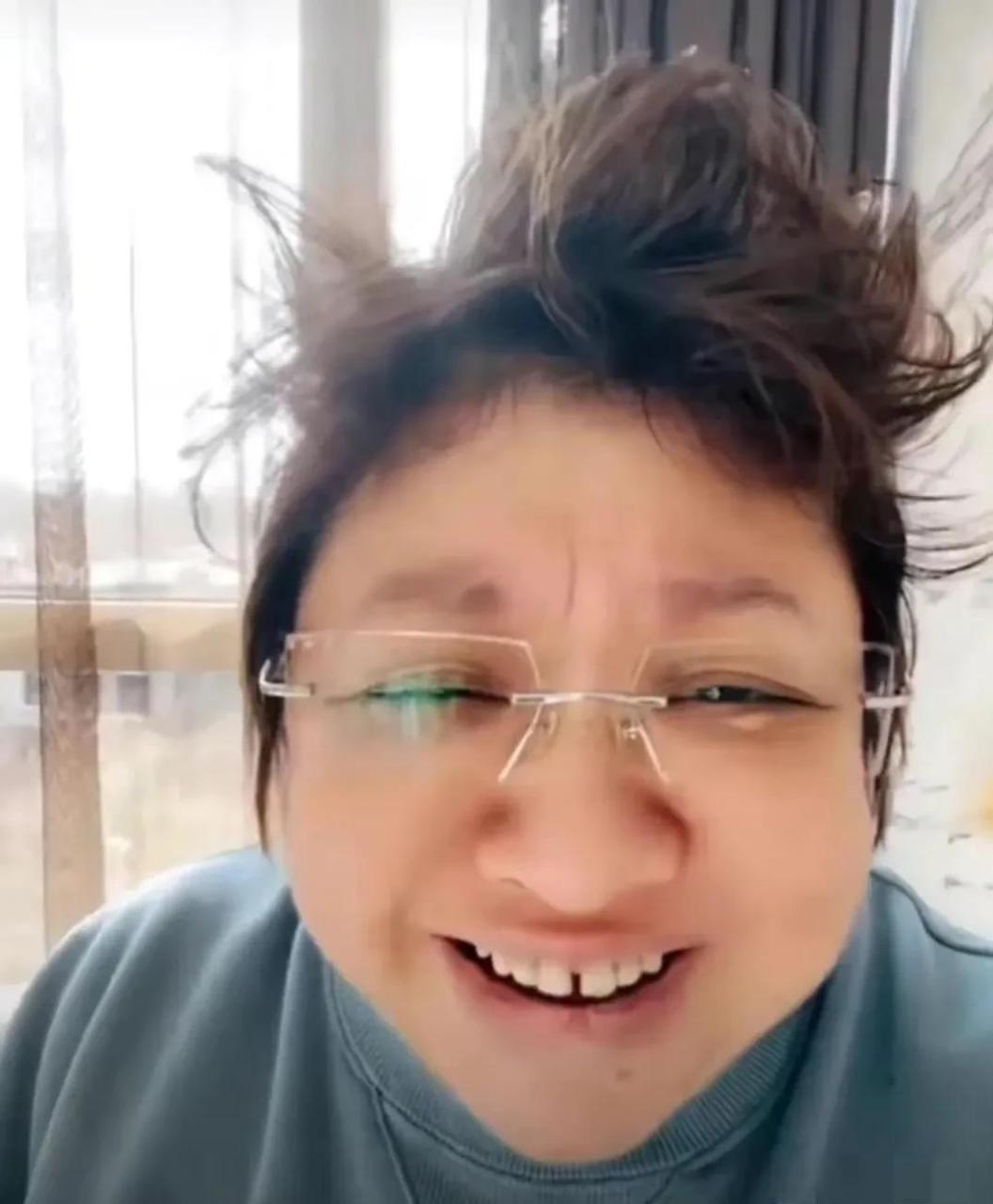 韩红确诊新冠第3天症状严重,嘴唇干裂发白,脸肿嘴歪咳嗽不止