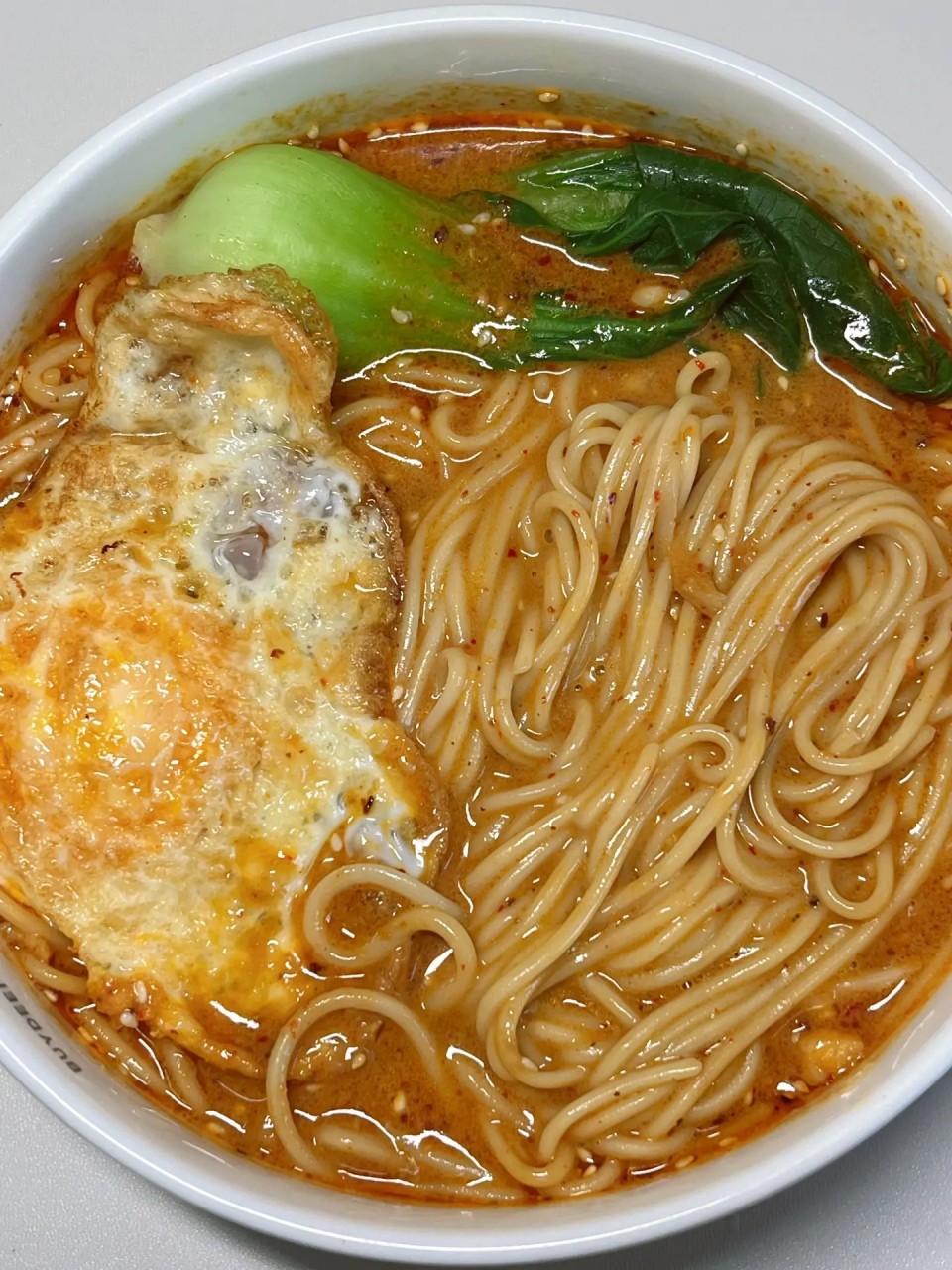 食材:面条,鸡蛋,青菜 做法: 16615准备蒜末,芝麻,辣椒粉淋上热油