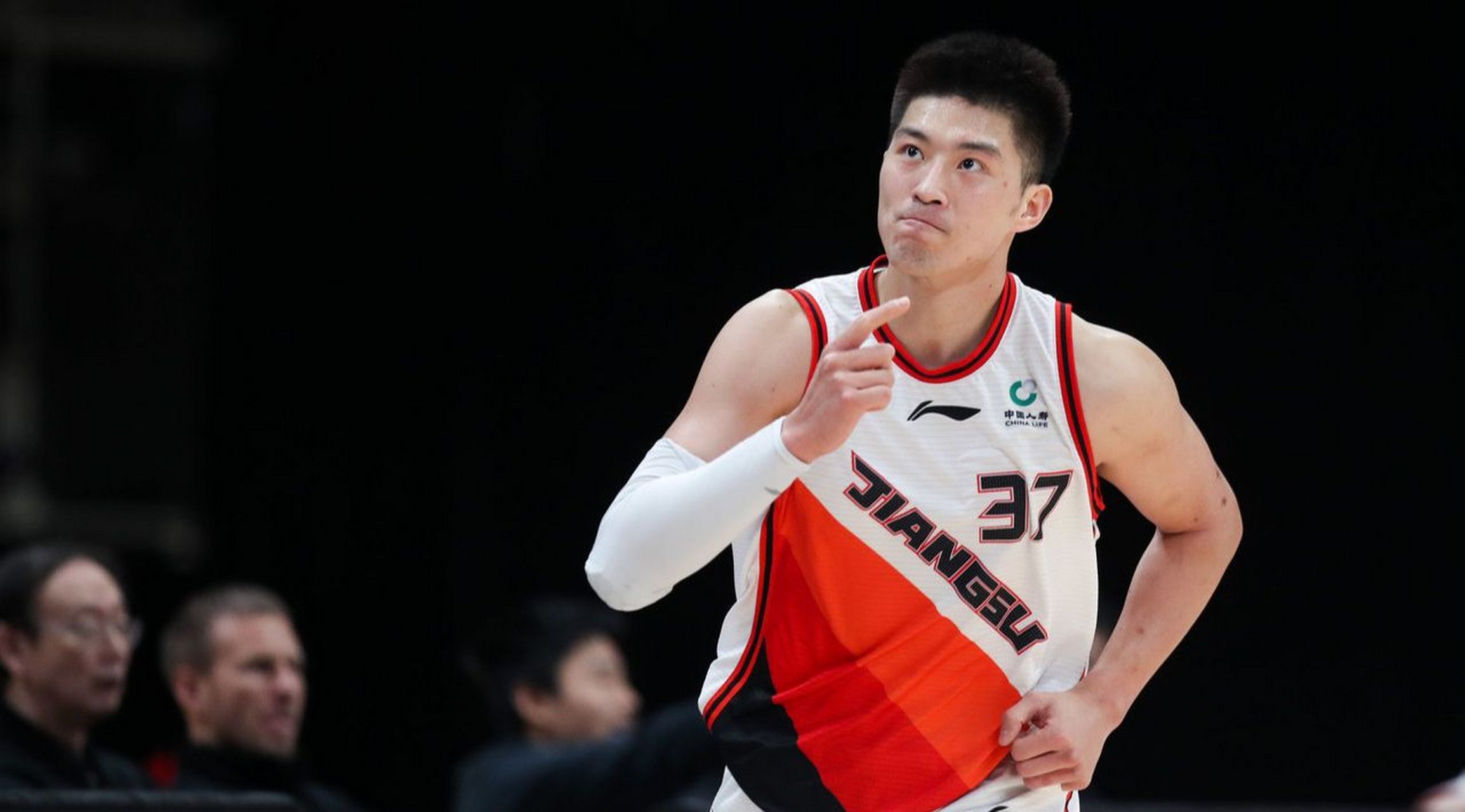 cba 杜锋与李楠指导的正面交锋,江苏男篮球员赵率舟半场12中9,并且