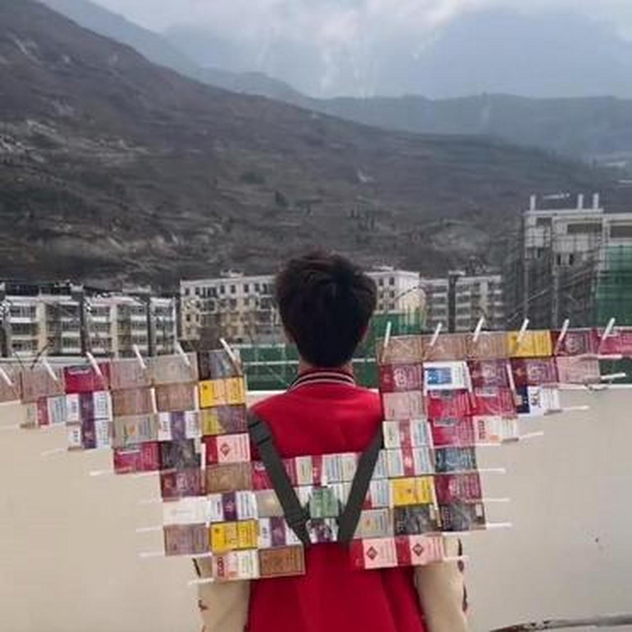 太有创意了,用香烟盒自制的翅膀