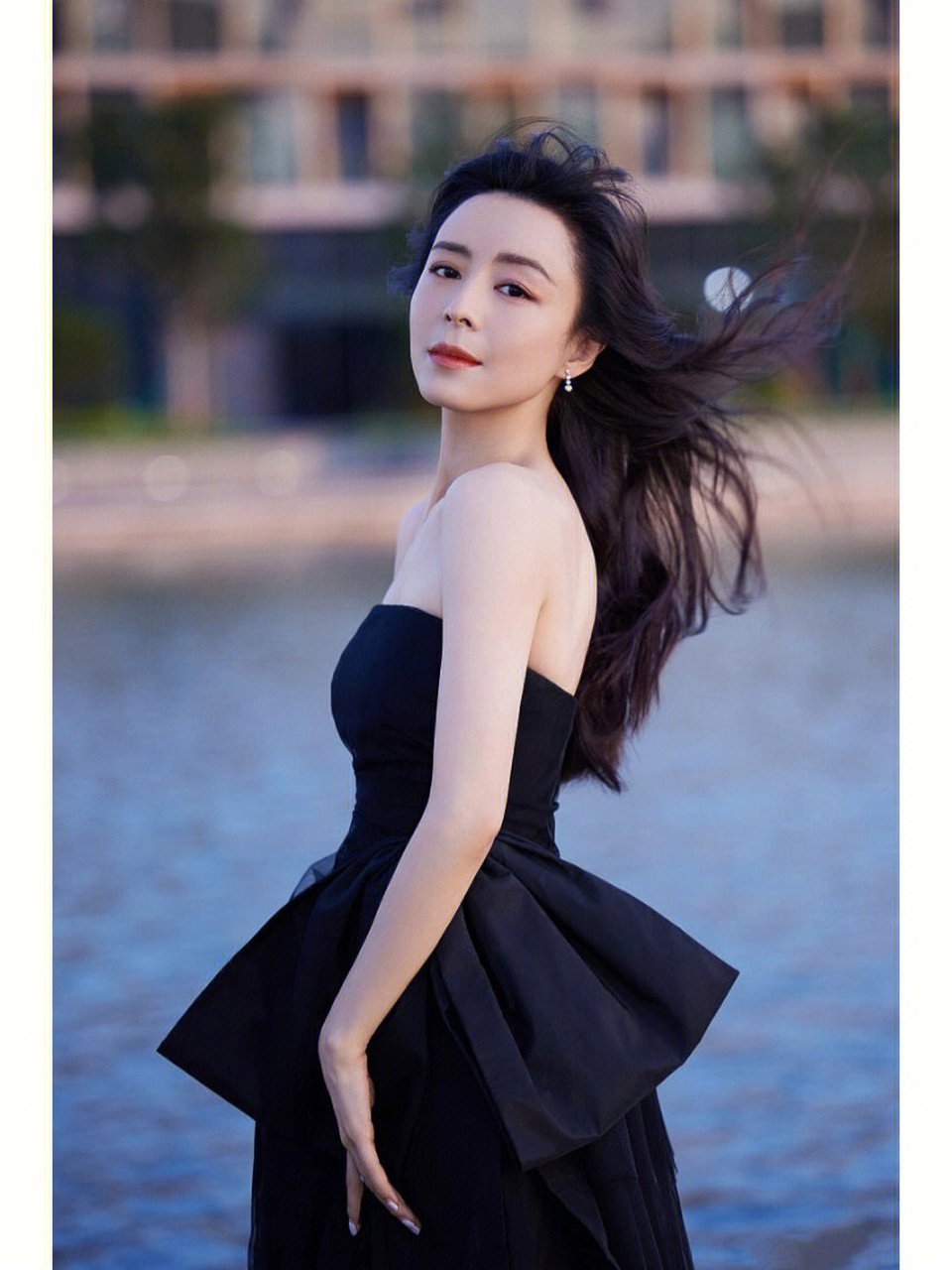 张静初不愧是文艺女神,黑色抹胸礼服优雅浪漫,精致时髦  张静初的气质