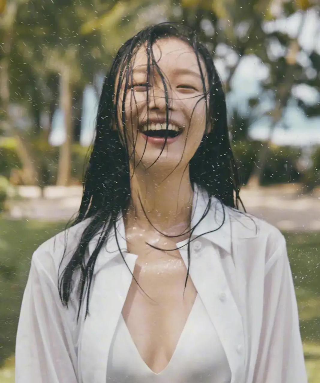 倪妮马来西亚写真～充足的夏日阳光,穿着白色衬衫的明媚少女,治愈的