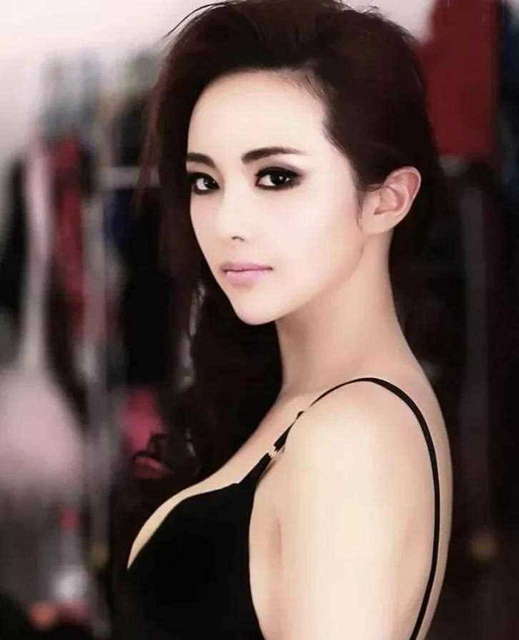 孟茜(原名孟倩),出生于山东菏泽,毕业于北京电影学院,中国内地女歌手