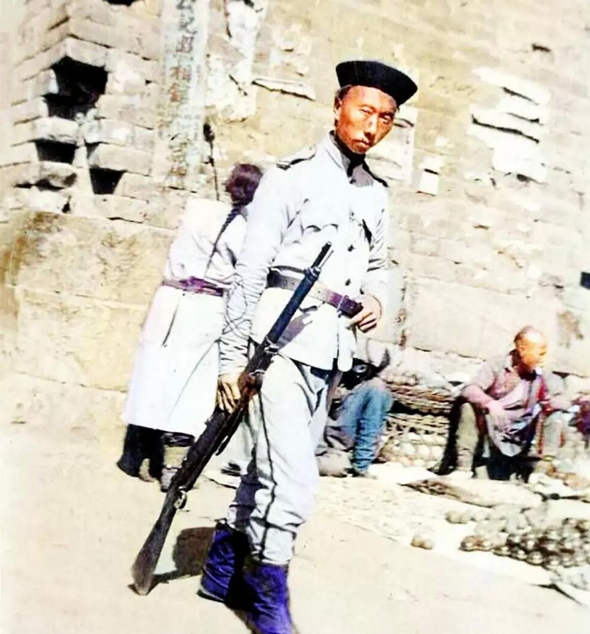 他目光锐利地看着照相机.