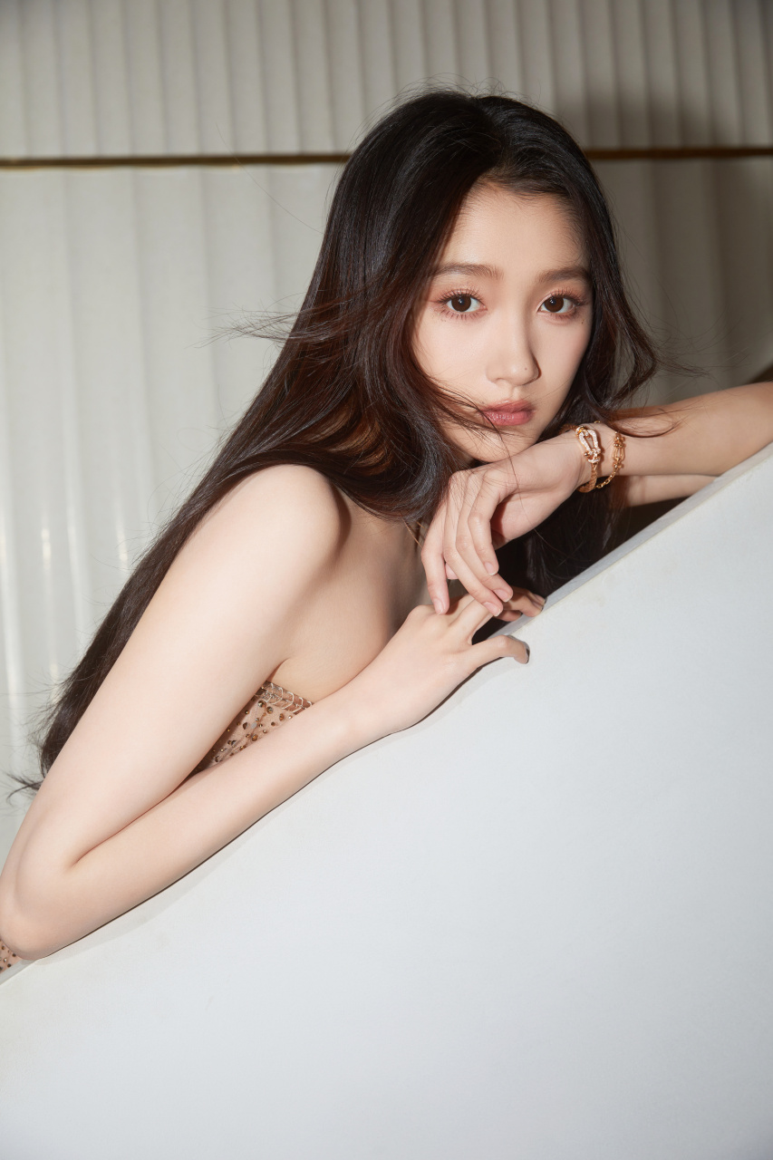 关晓彤穿纱裙比例逆天,优雅矜贵.