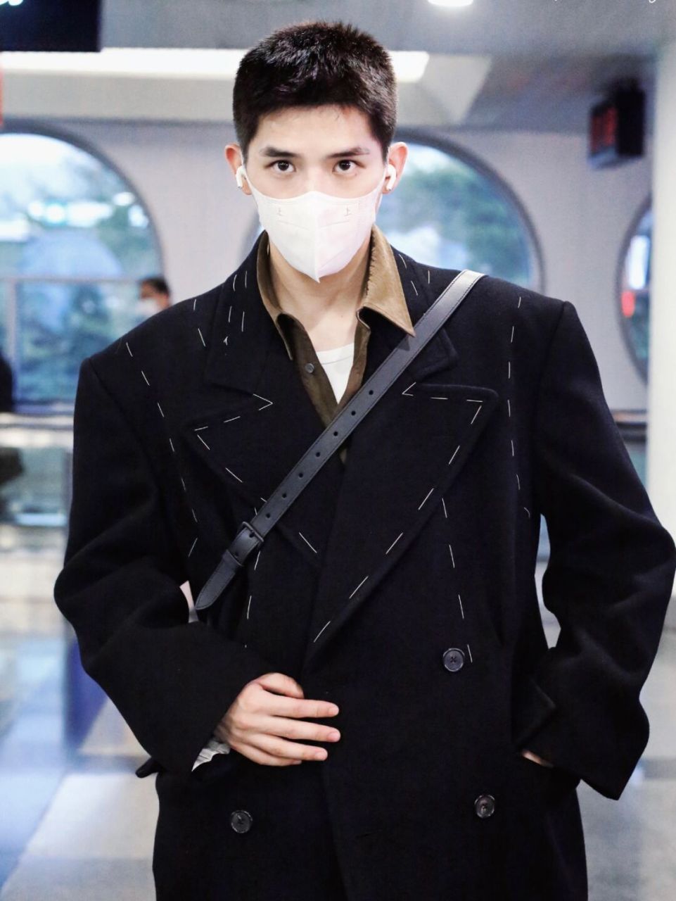 王安宇这组机场街拍有点绝 王安宇今日私服, 十分帅气的一身, 完全在