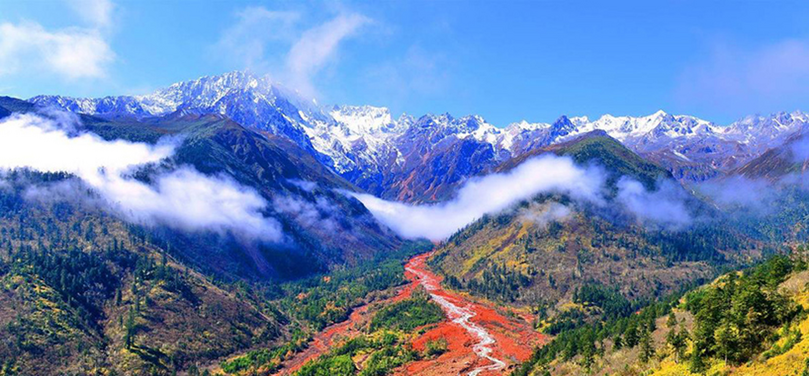 除此之外,泸定还有一处小众景区名叫燕子沟,这里充满了藏式风情,该处