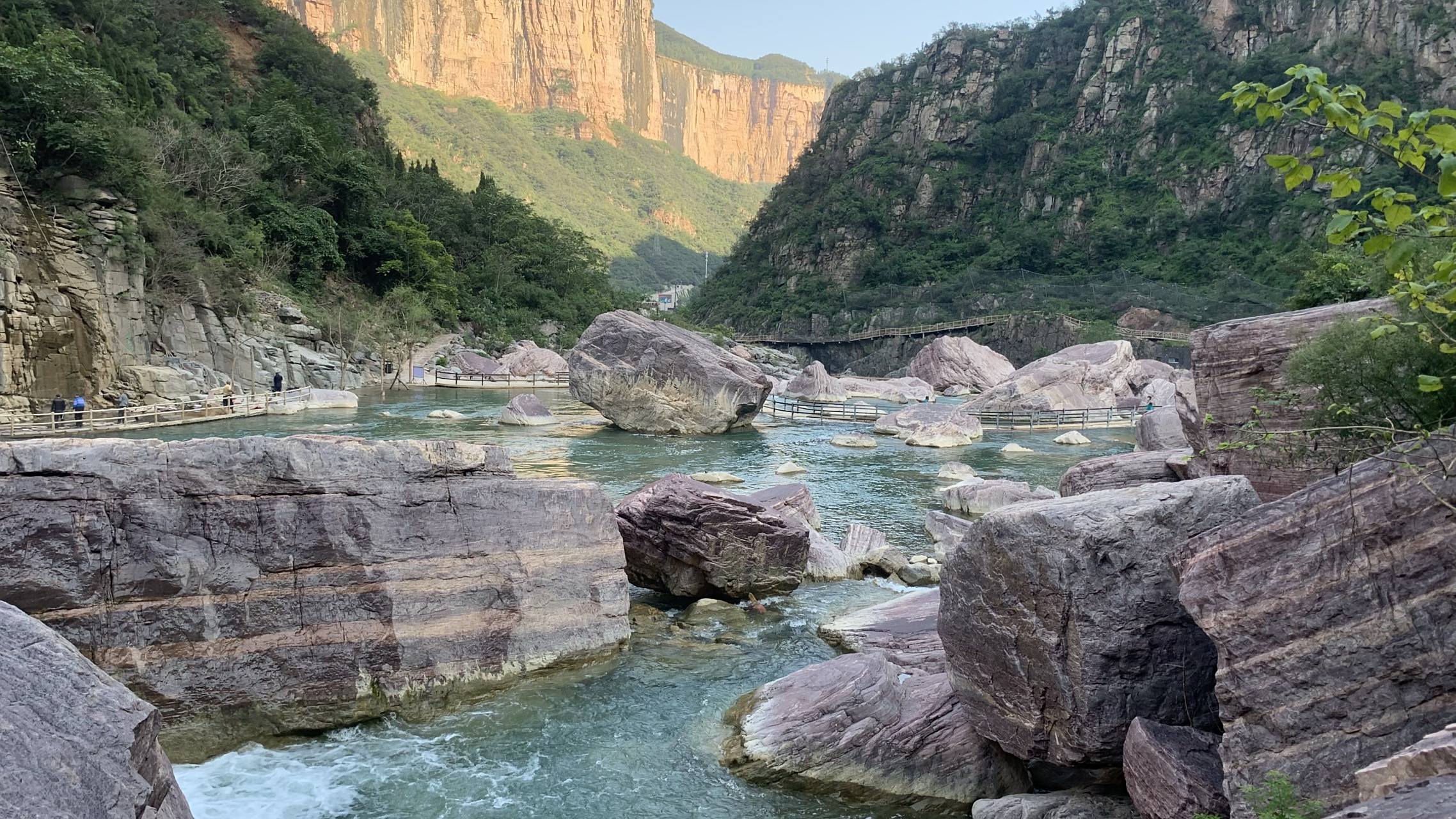 宝泉旅游度假区是一个典型的峡谷生态观光景区,位于河南省新乡市辉县