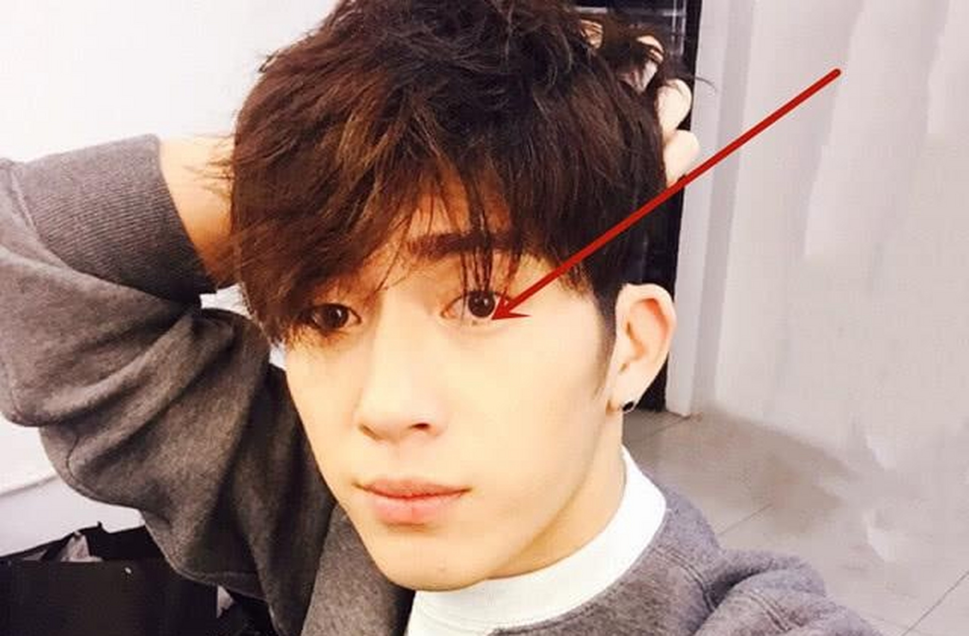 井柏然:井柏然的泪痣藏得比较深,若是不仔细看,很难发现.