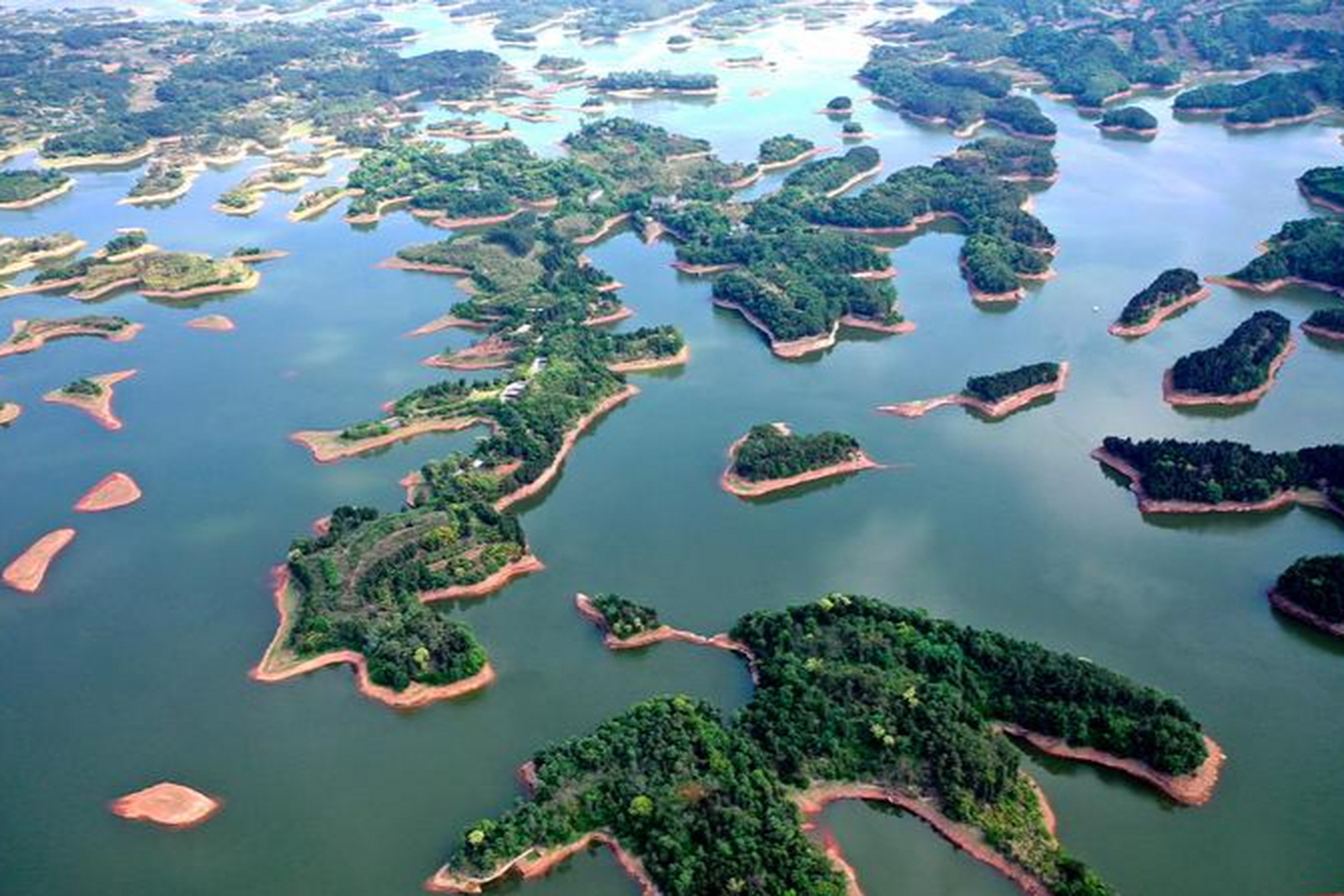 黑龙潭风景名胜区,位于四川省眉山市仁寿县境内的龙泉山南麓,距四川