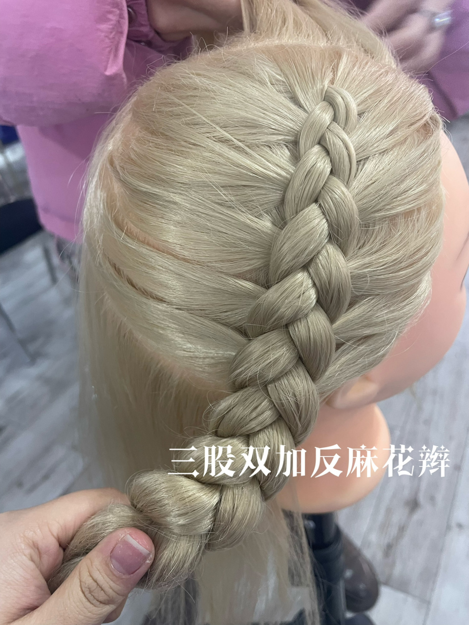 斜向取发更能掩盖头皮,使发型更美观;2.