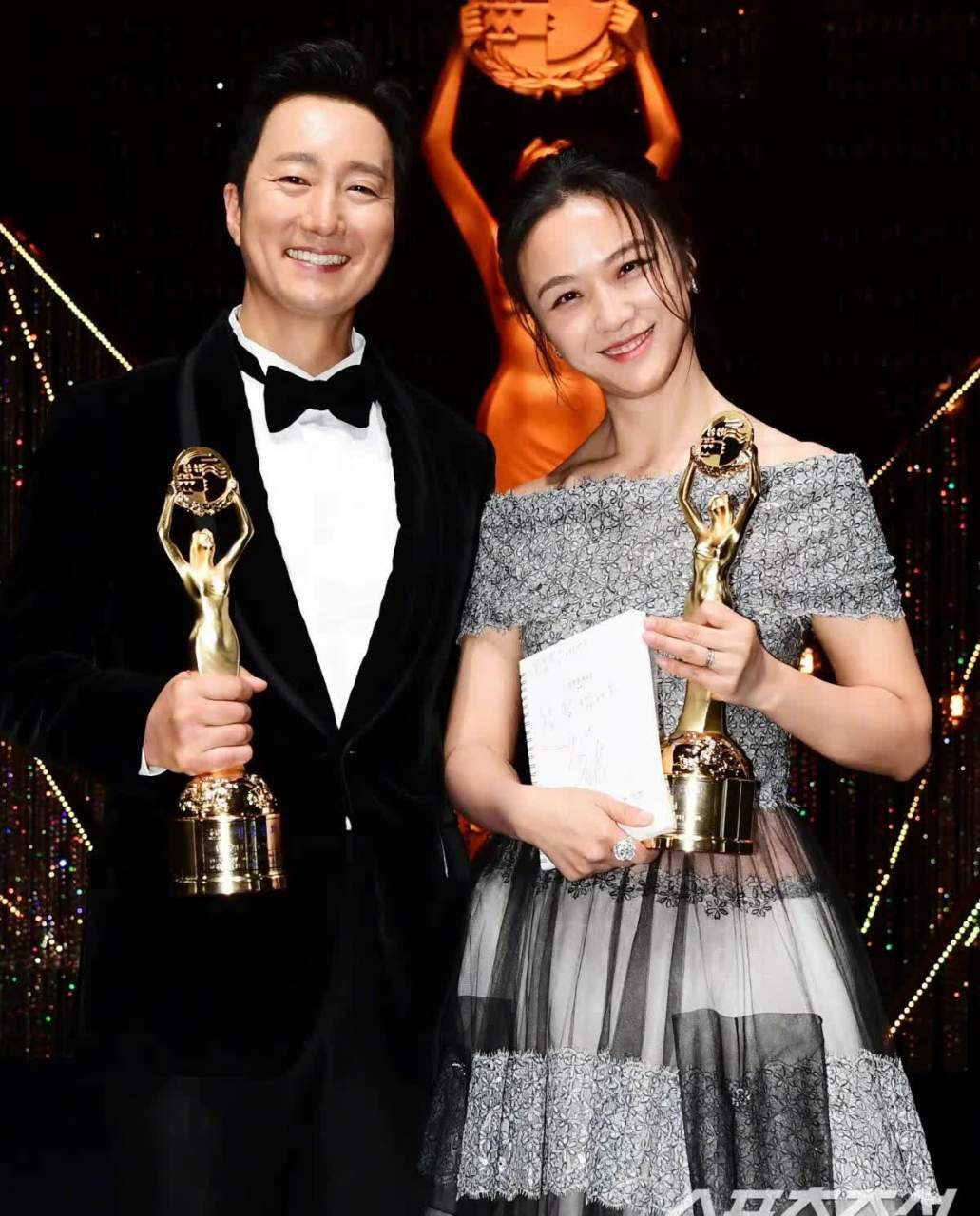 韩国青龙电影奖颁奖典礼落下帷幕. 所有获奖者上台合影留念.