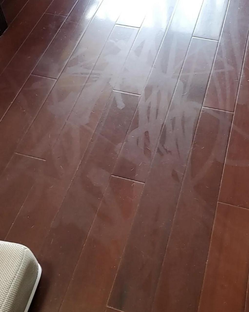 一个朋友发我的图片赶着活动买的蒸汽拖把,结果把家里的实木地板被