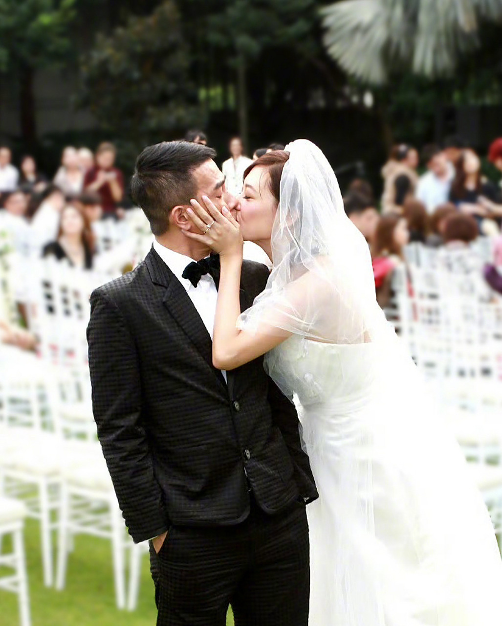 应采儿发布老照片,质问陈小春:为什么都是我主动?