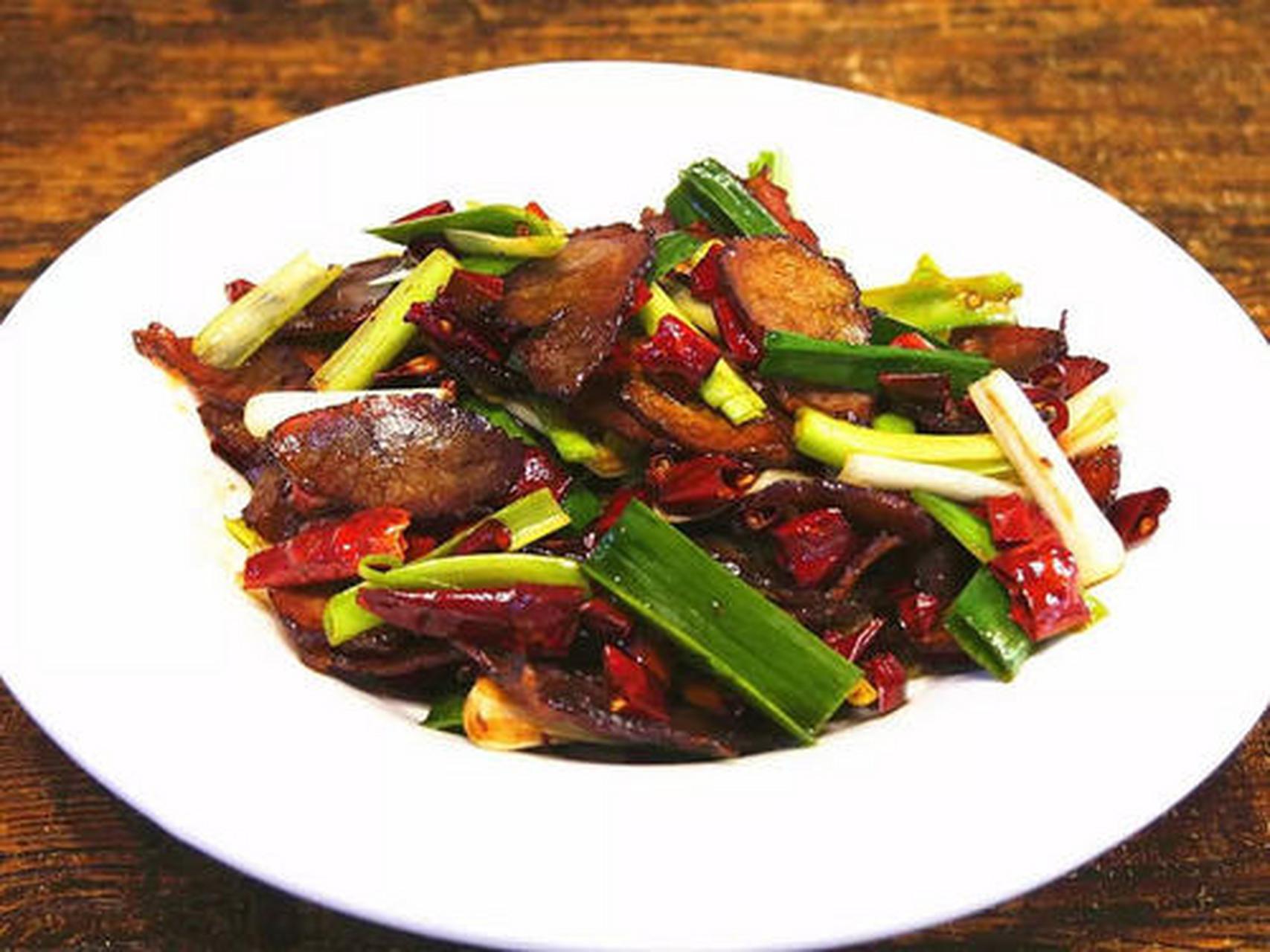 红椒腊牛肉,喜欢吃辣的同学一定不要错过这道美食,吃完之后一定不会让