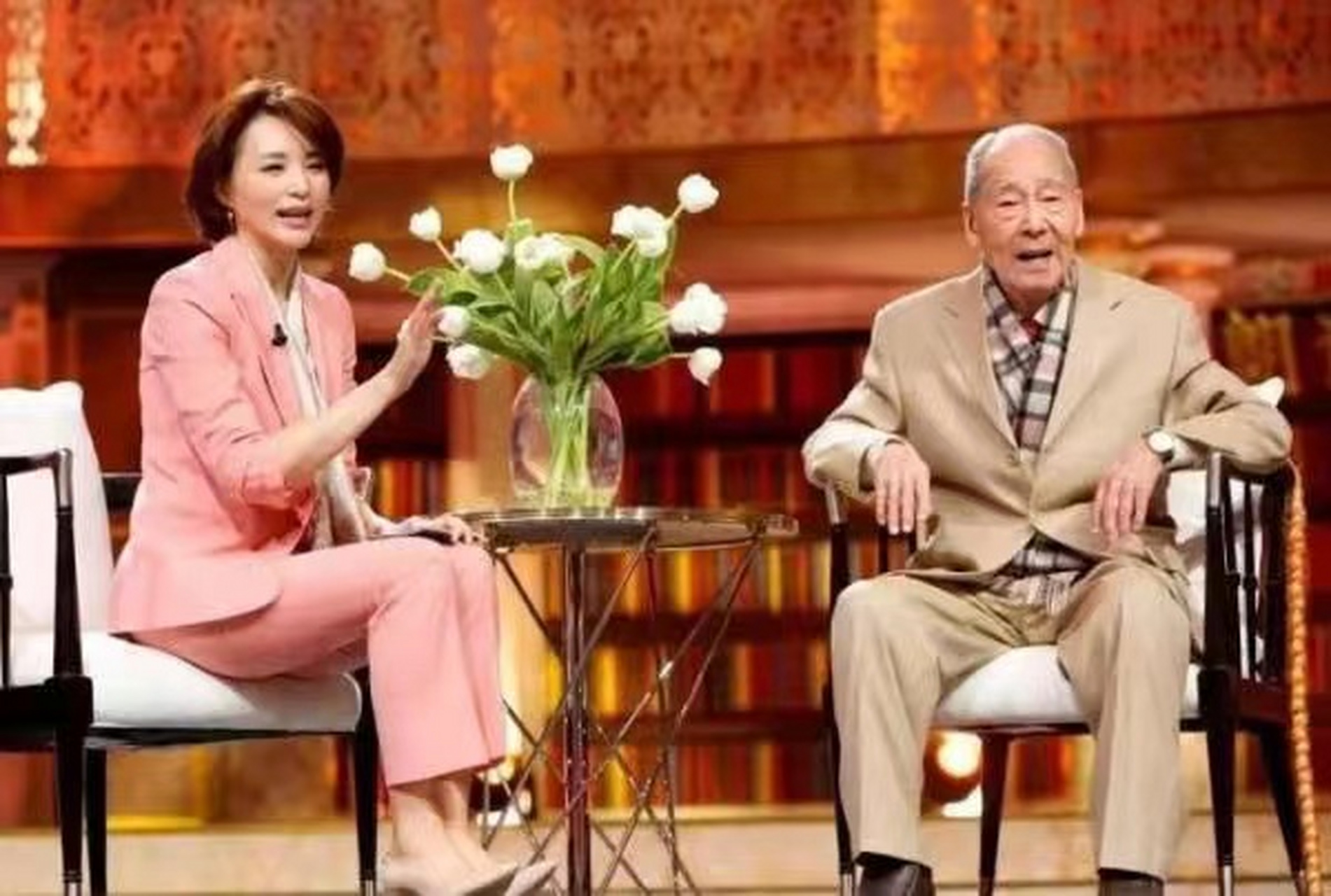 2017年,俞敏洪去看望自己北大的恩师许渊冲,没想到,年纪已经96岁的