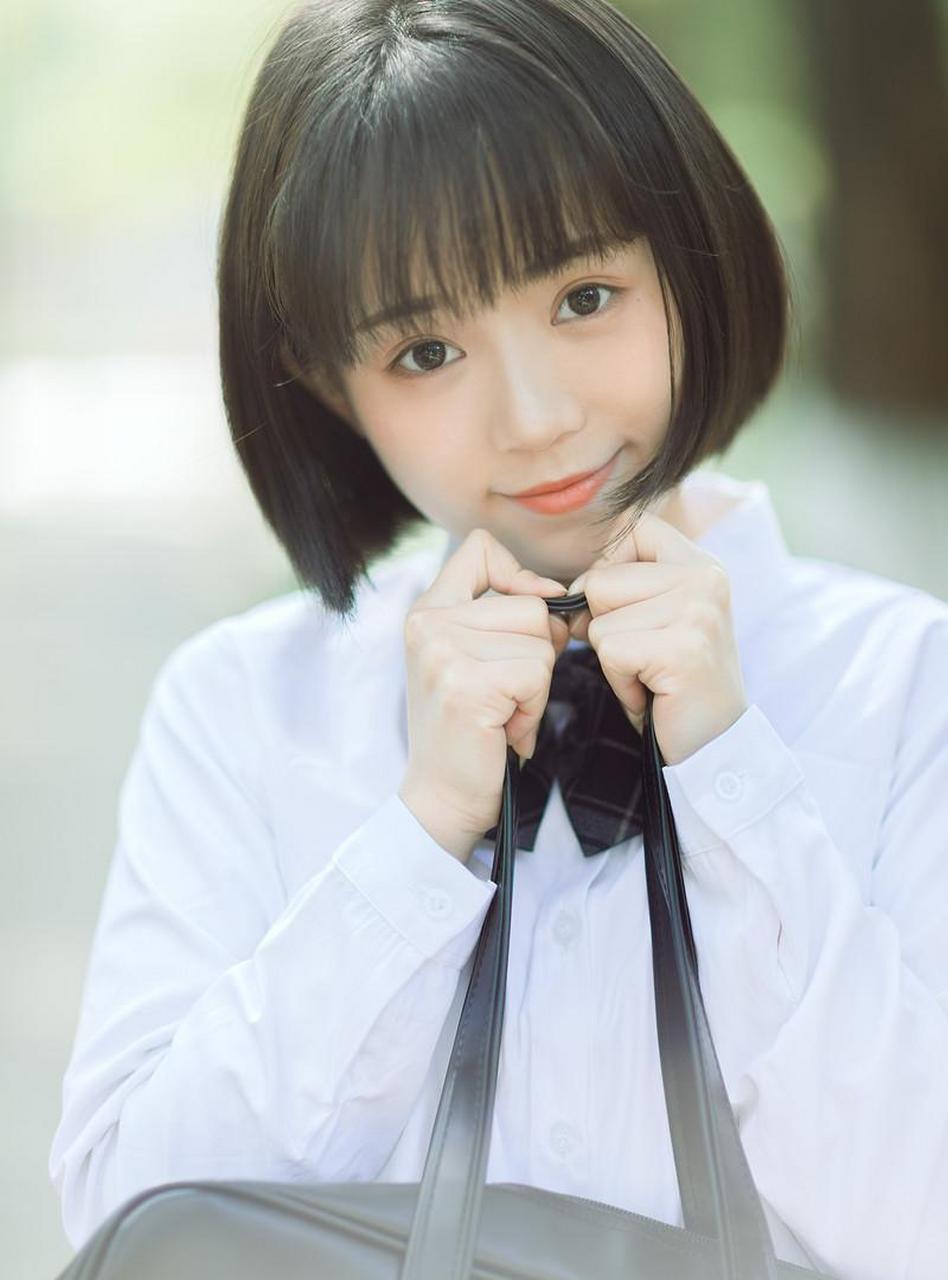日系清纯美女学生制服写真摄影