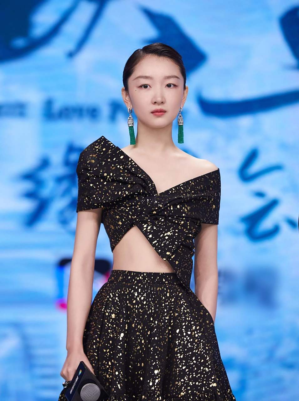 周冬雨出席千古玦尘发布会 周冬雨|今日身穿imaneayissi2021春夏定制