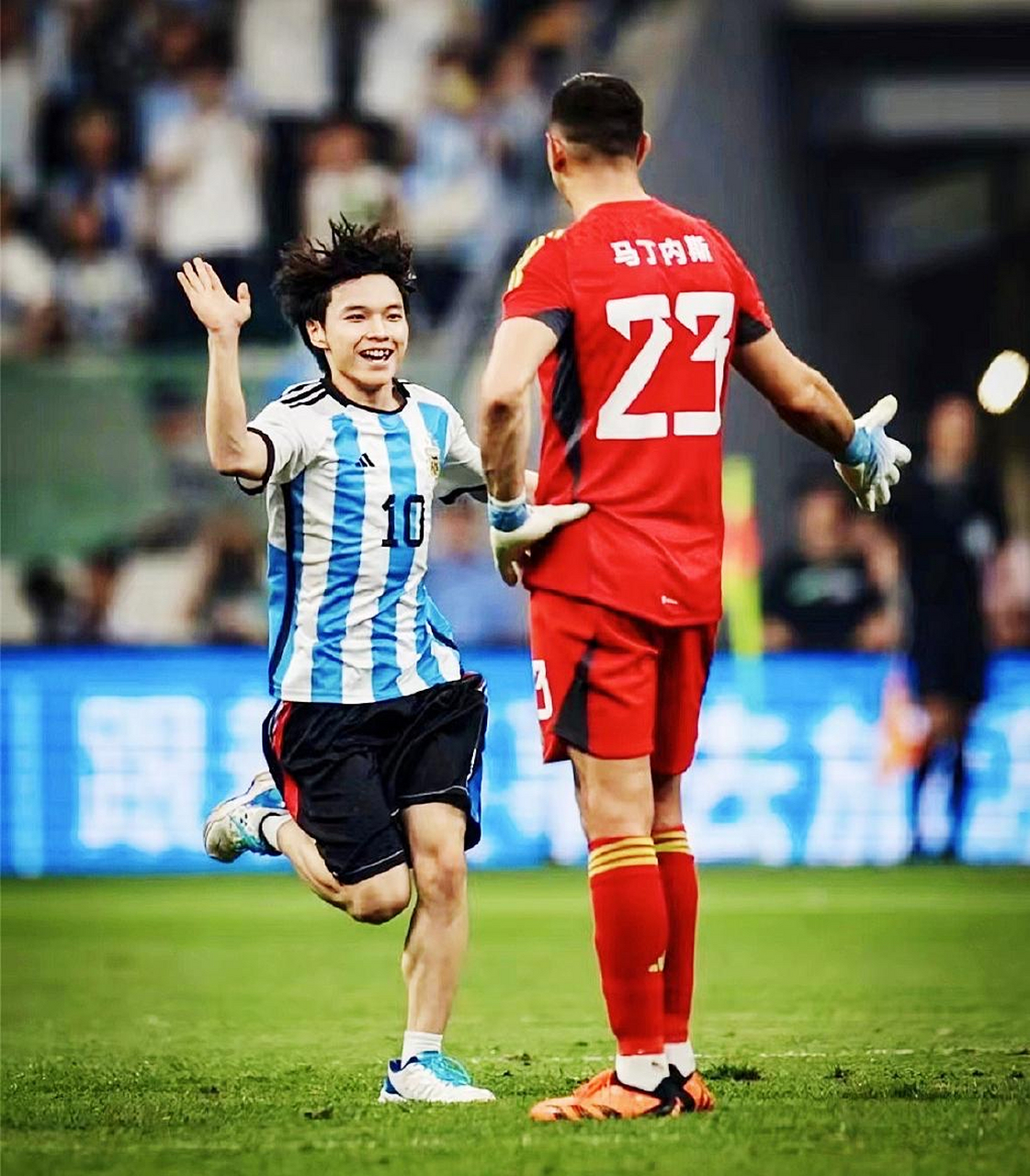 阿根廷梅西中国行# 身手矫健,跑姿不错,跑的还挺快的,这么久才被抓