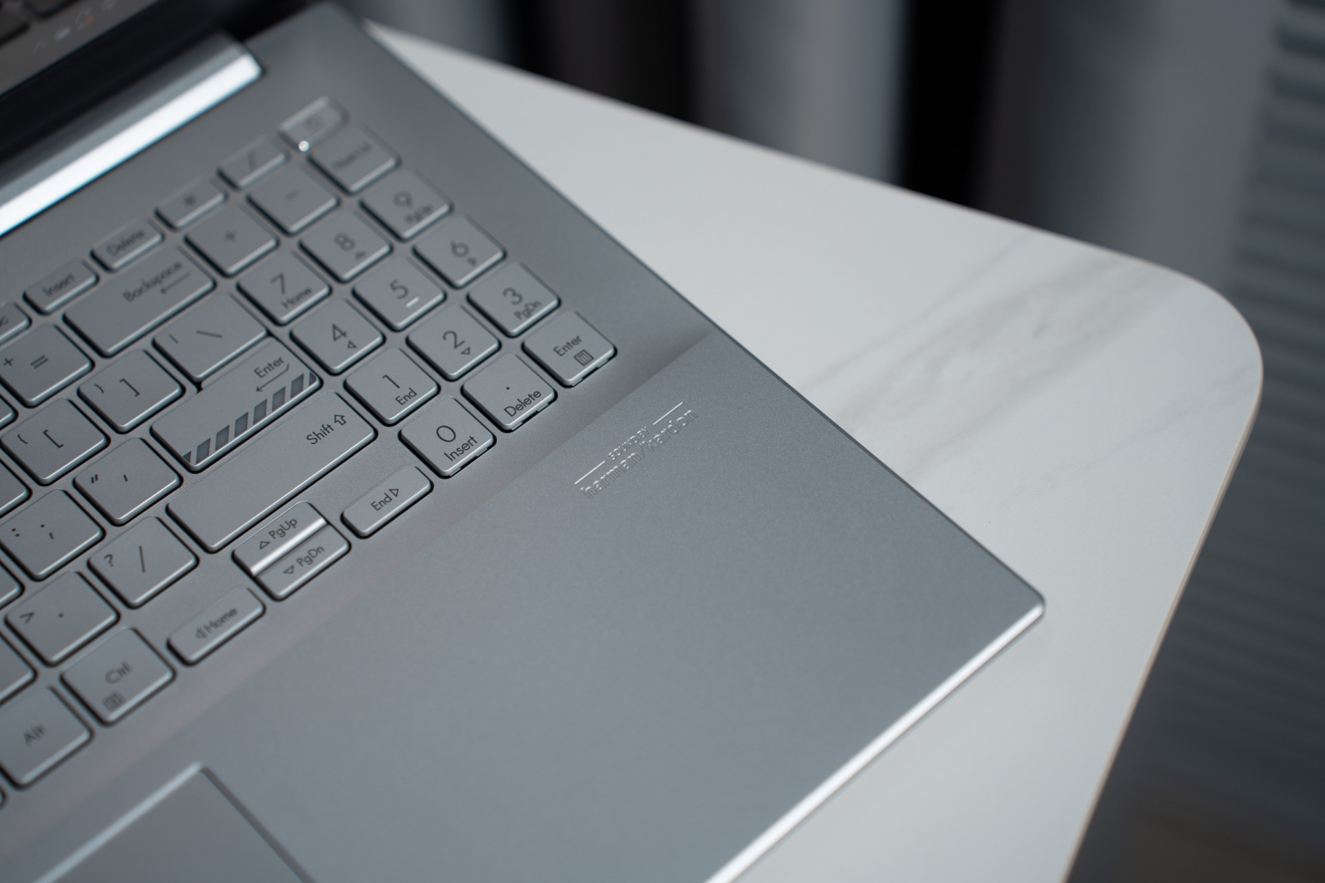 4k价位的办公轻薄笔记本里,华硕的无畏pro15算是非常有特色的一款了