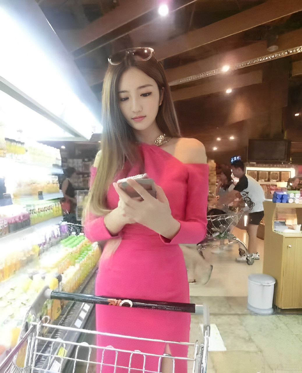 她就是赢得第二届冠军国际胸模大赛冠军的模特王明明.