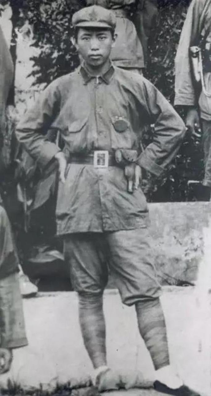 历史老照片:一张红军时期的留影,照片中的主人公后来成为开国上将,你