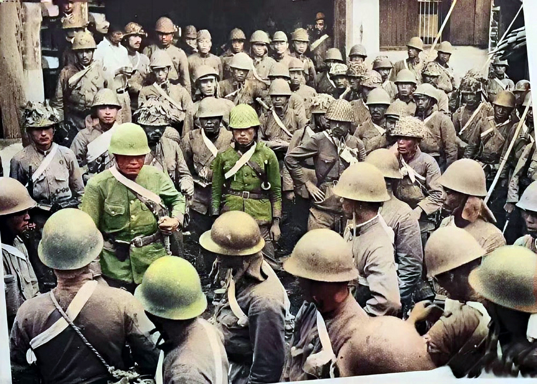 1937年,在淞沪会战中,一群侵华日军正从河中的篷船上向苏州河的河岸上