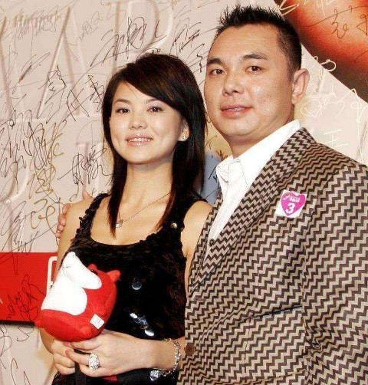 当时她加入了春秋鸿文化投资公司,公司老板刘岩对她情有独钟,紧接着对