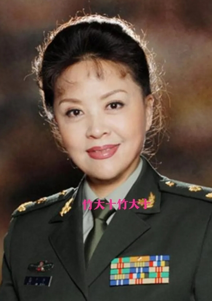 她当年红的发紫,比李谷一,关牧村名气都大,是70年代最受欢迎的歌唱家